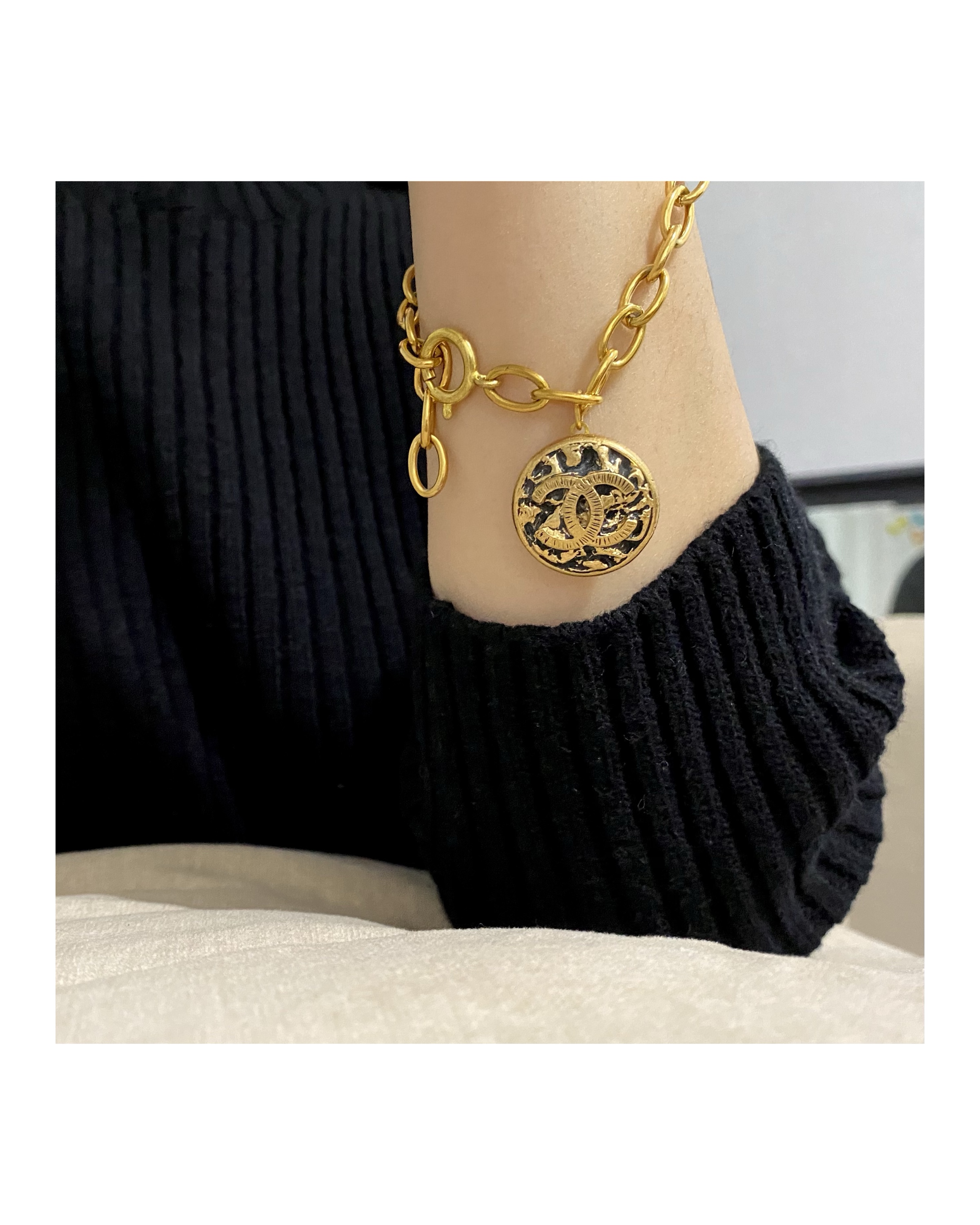 CHANEL button no.7