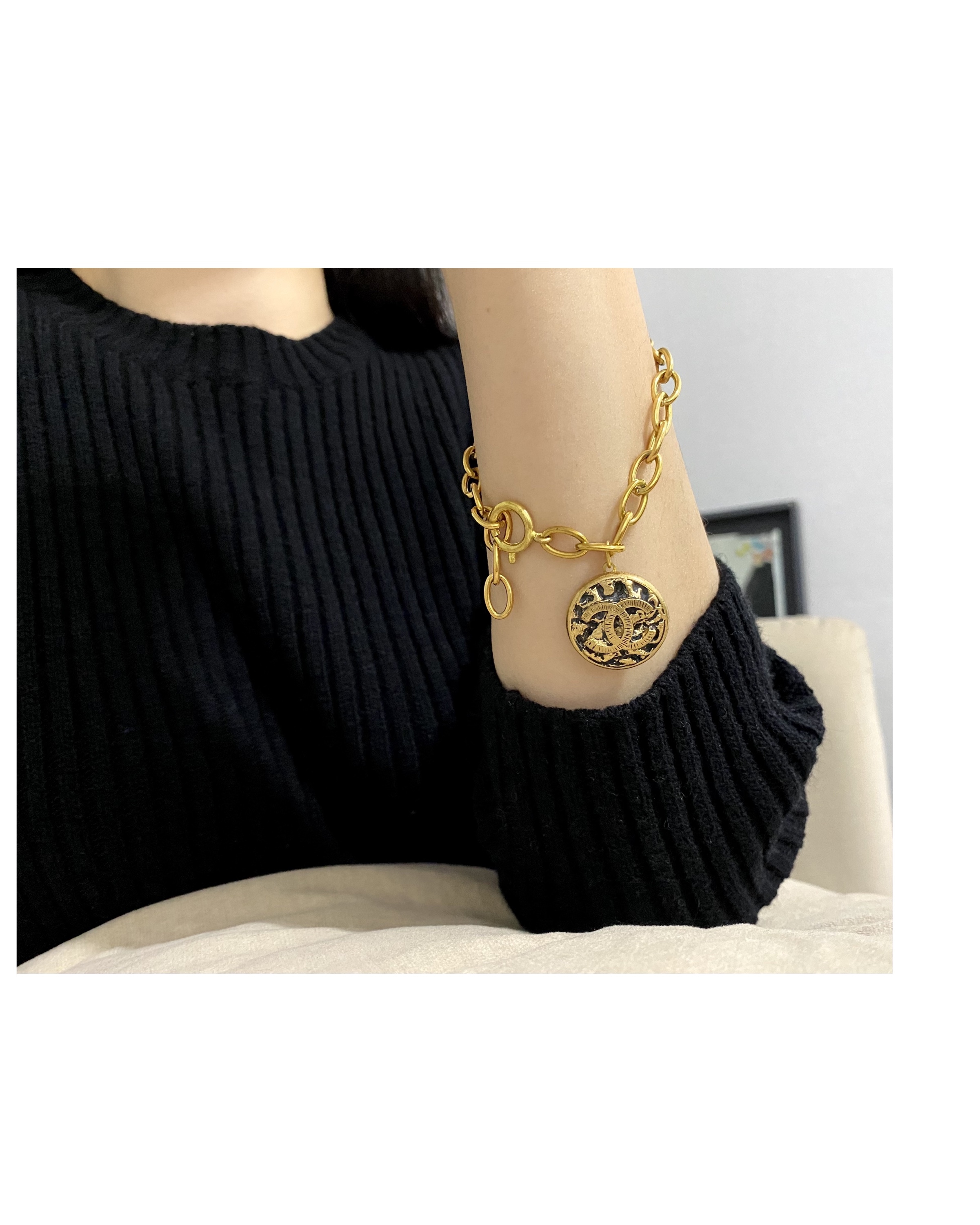 CHANEL button no.7