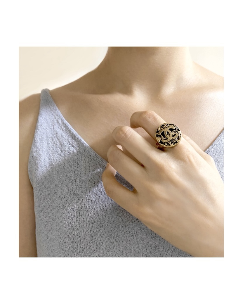 CHANEL button no.7