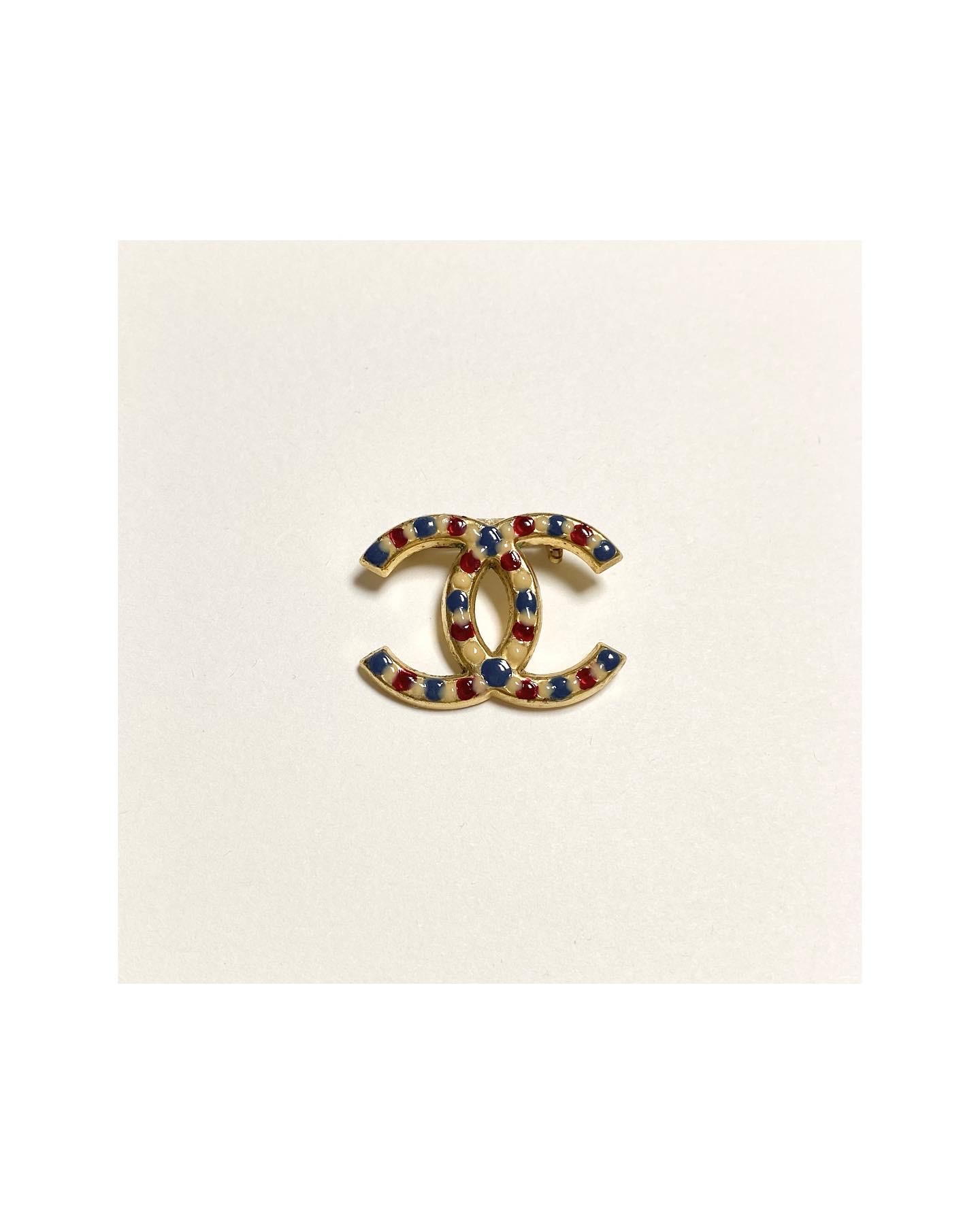 CHANEL hanger CC brooch no.1