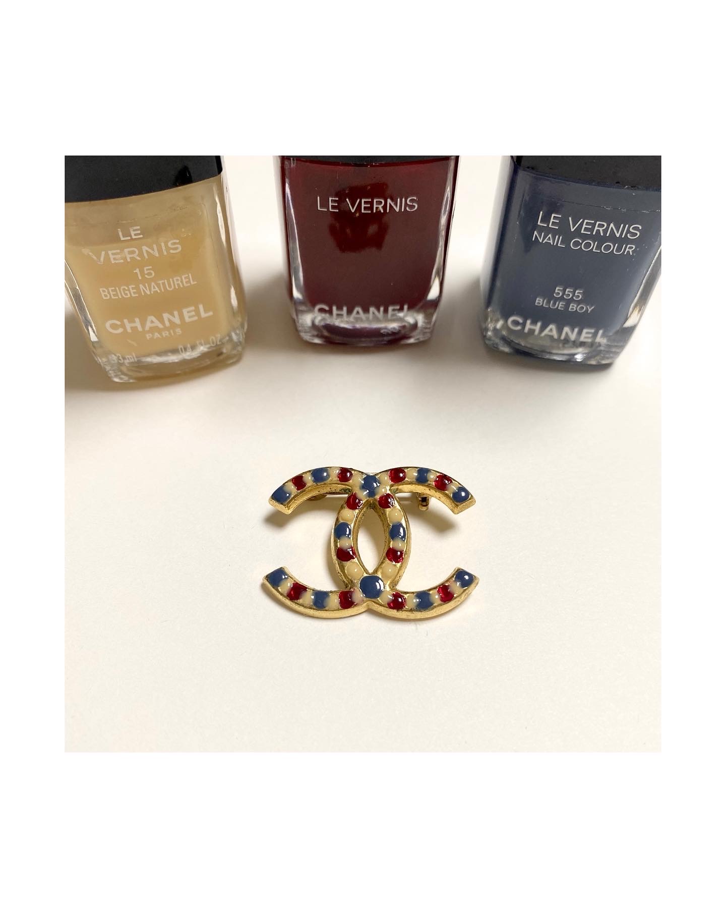 CHANEL hanger CC brooch no.1