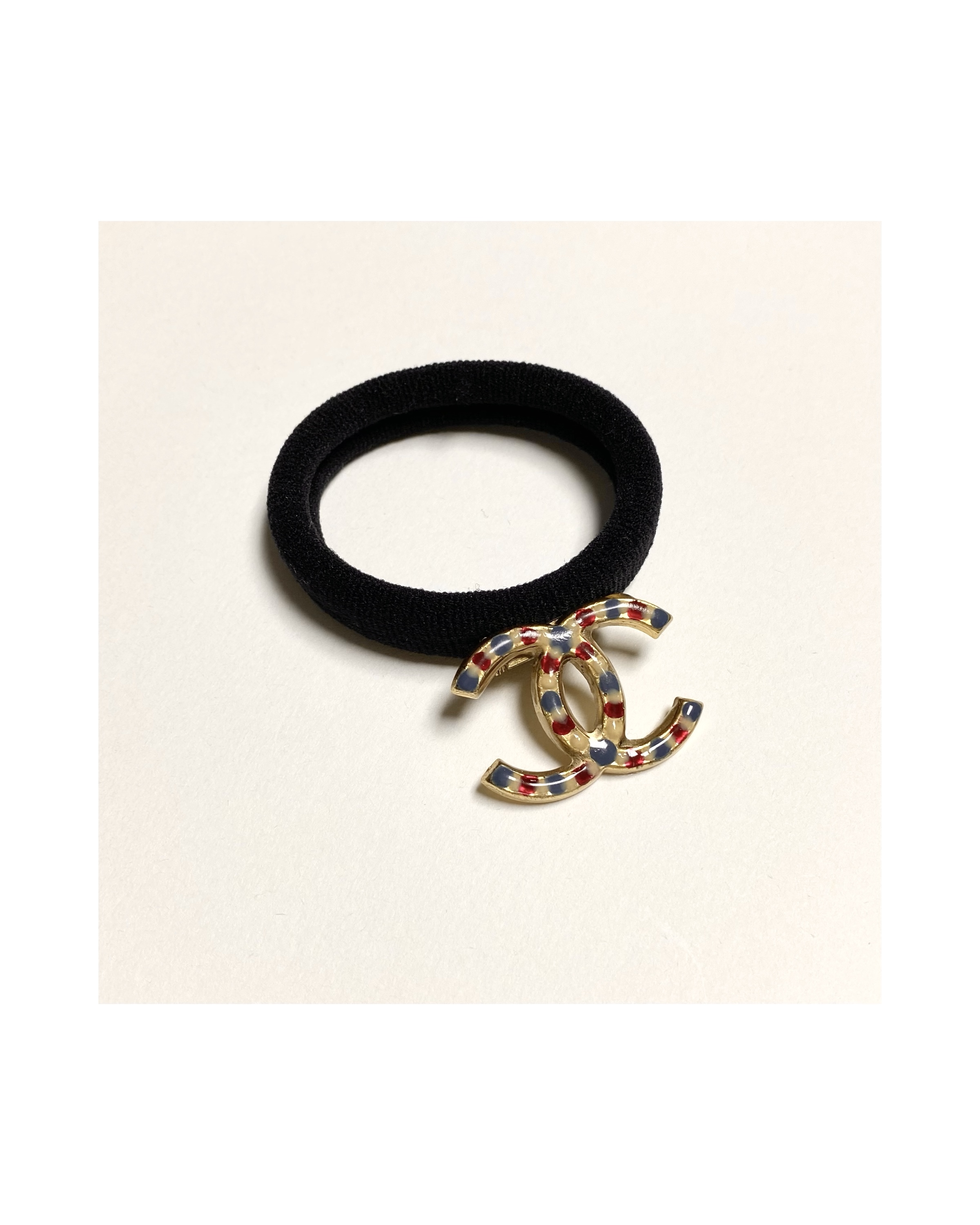CHANEL hanger CC brooch no.1
