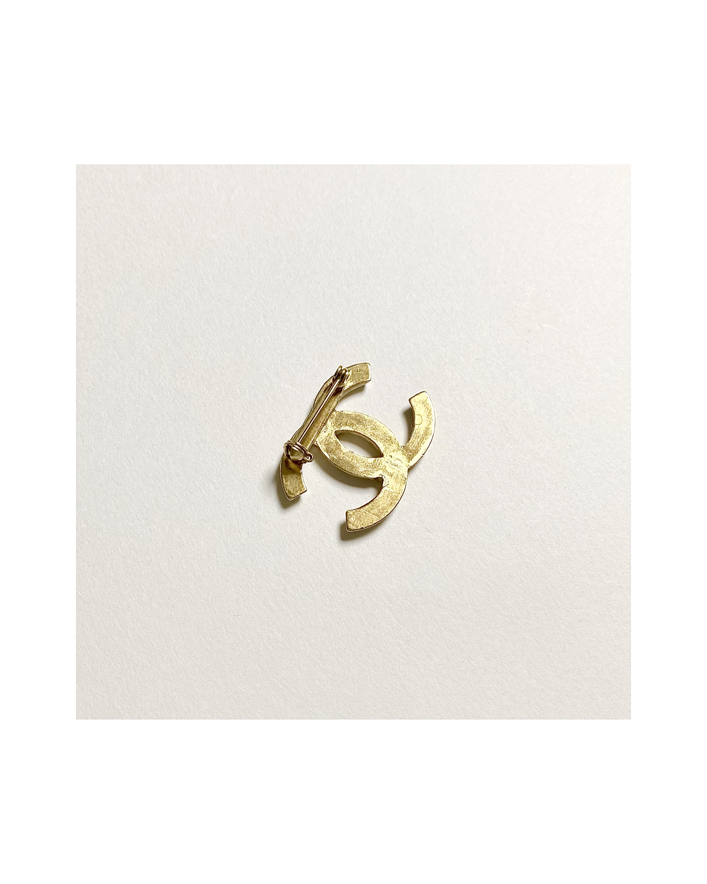 CHANEL hanger CC brooch no.4