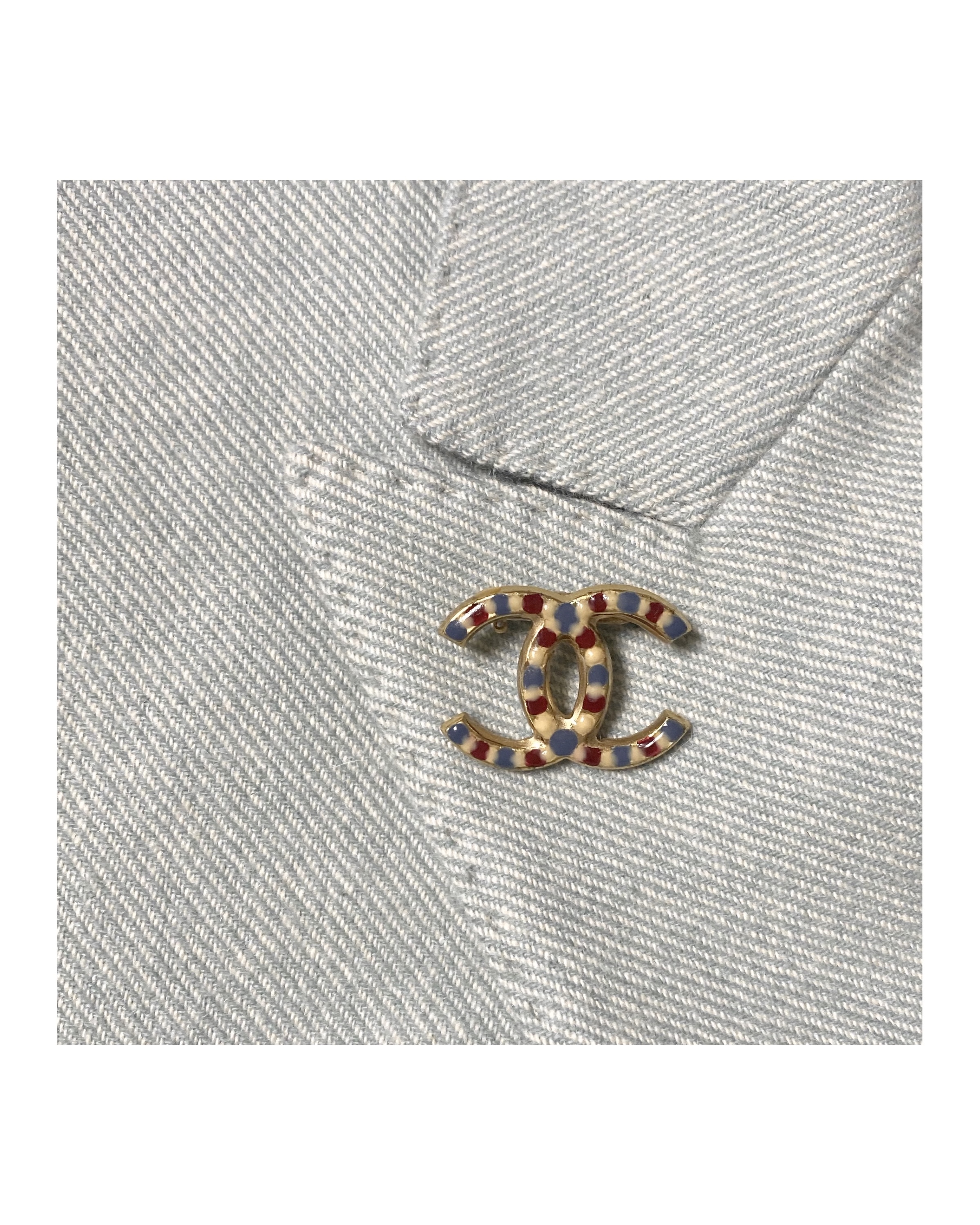 CHANEL hanger CC brooch no.1