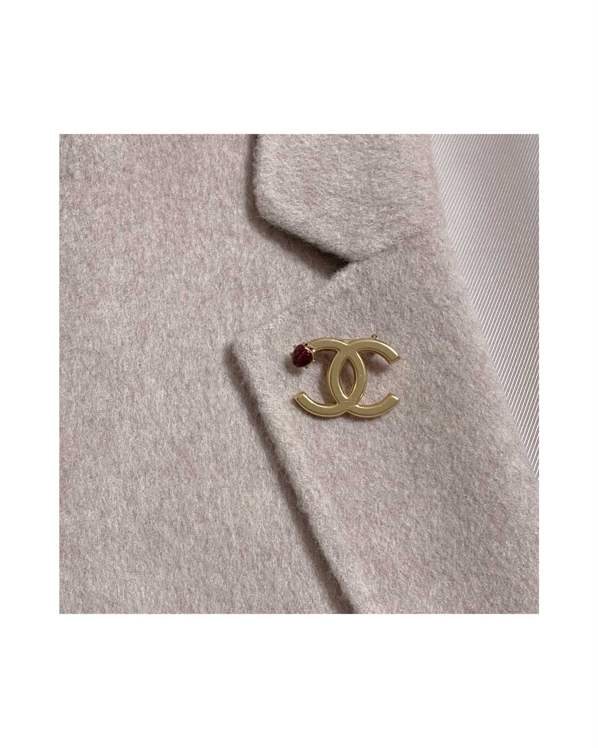 CHANEL hanger CC brooch no.2