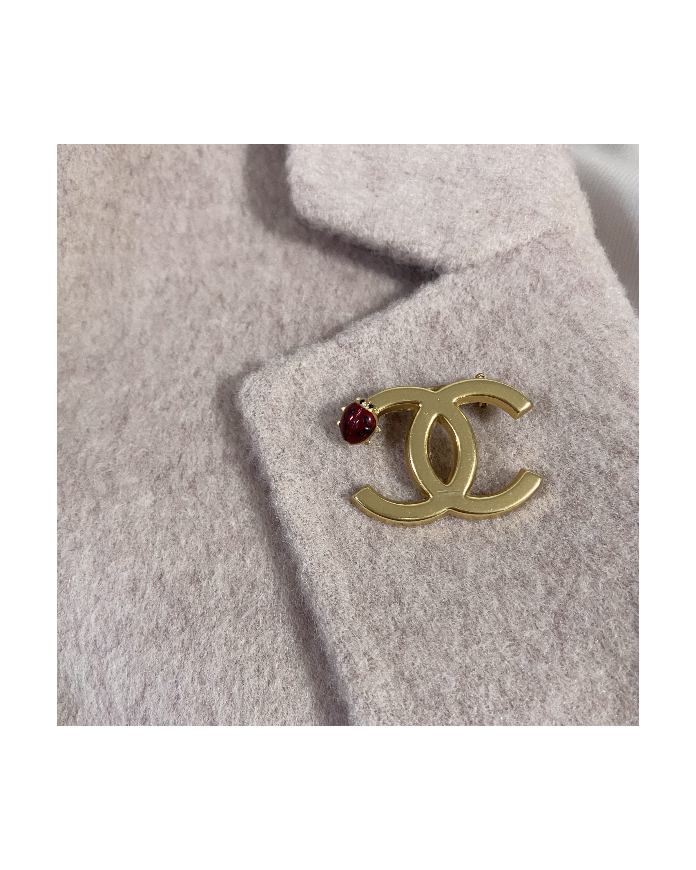 CHANEL hanger CC brooch no.2