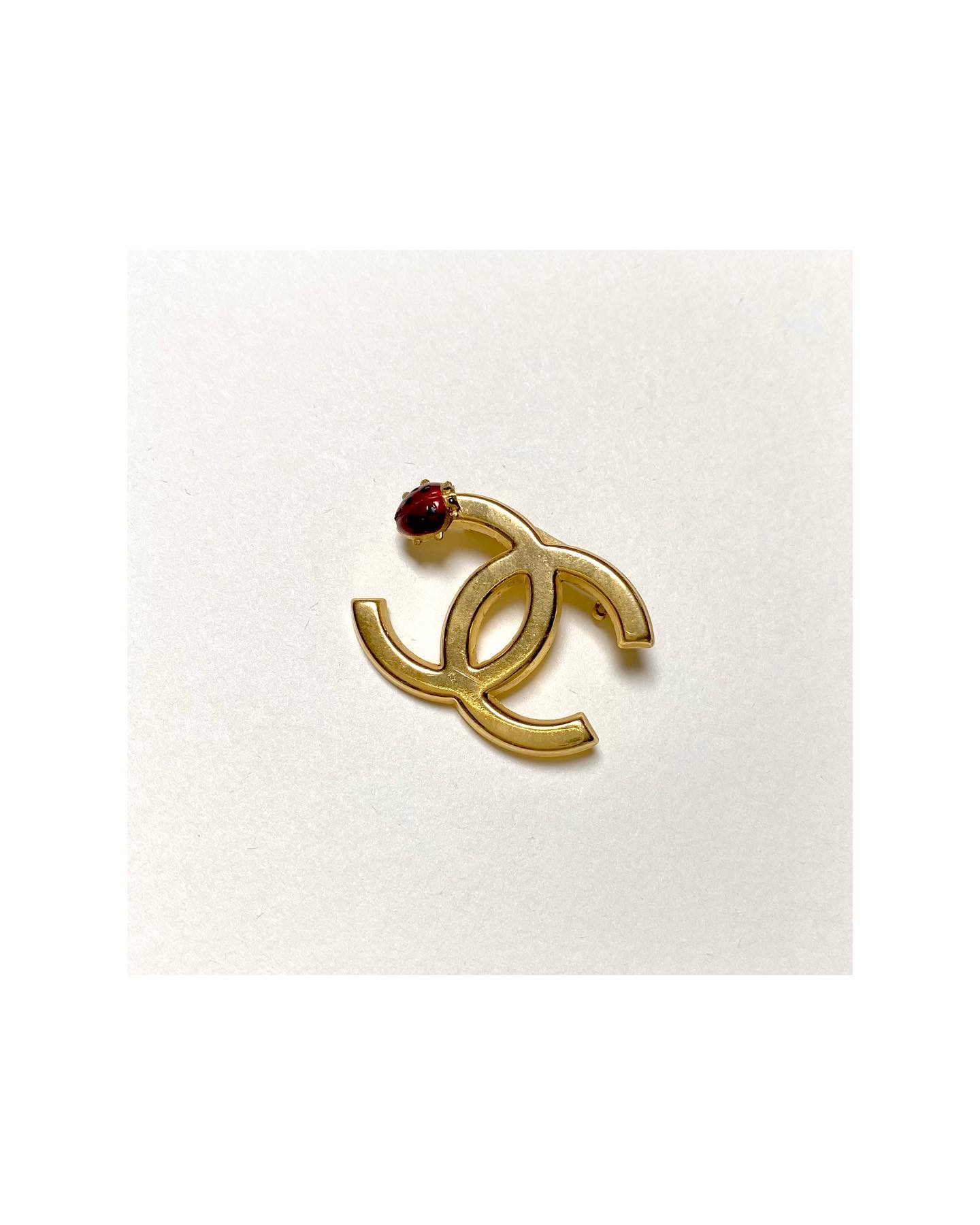 CHANEL hanger CC brooch no.2