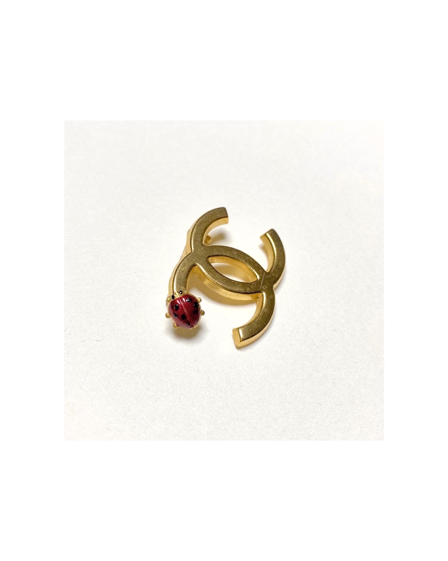 CHANEL hanger CC brooch no.2