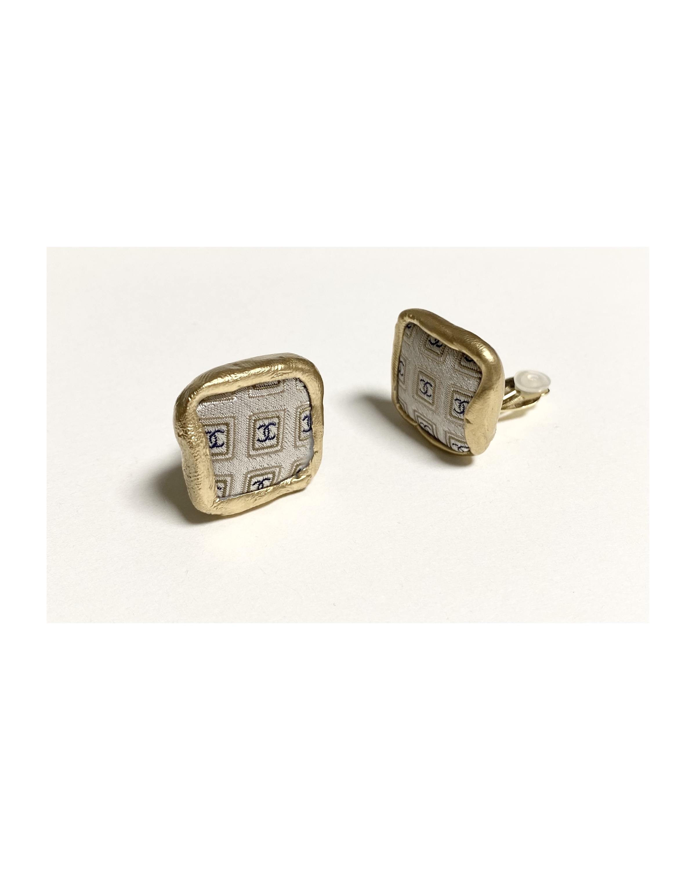 CHANEL golden silkbutton earring no.1