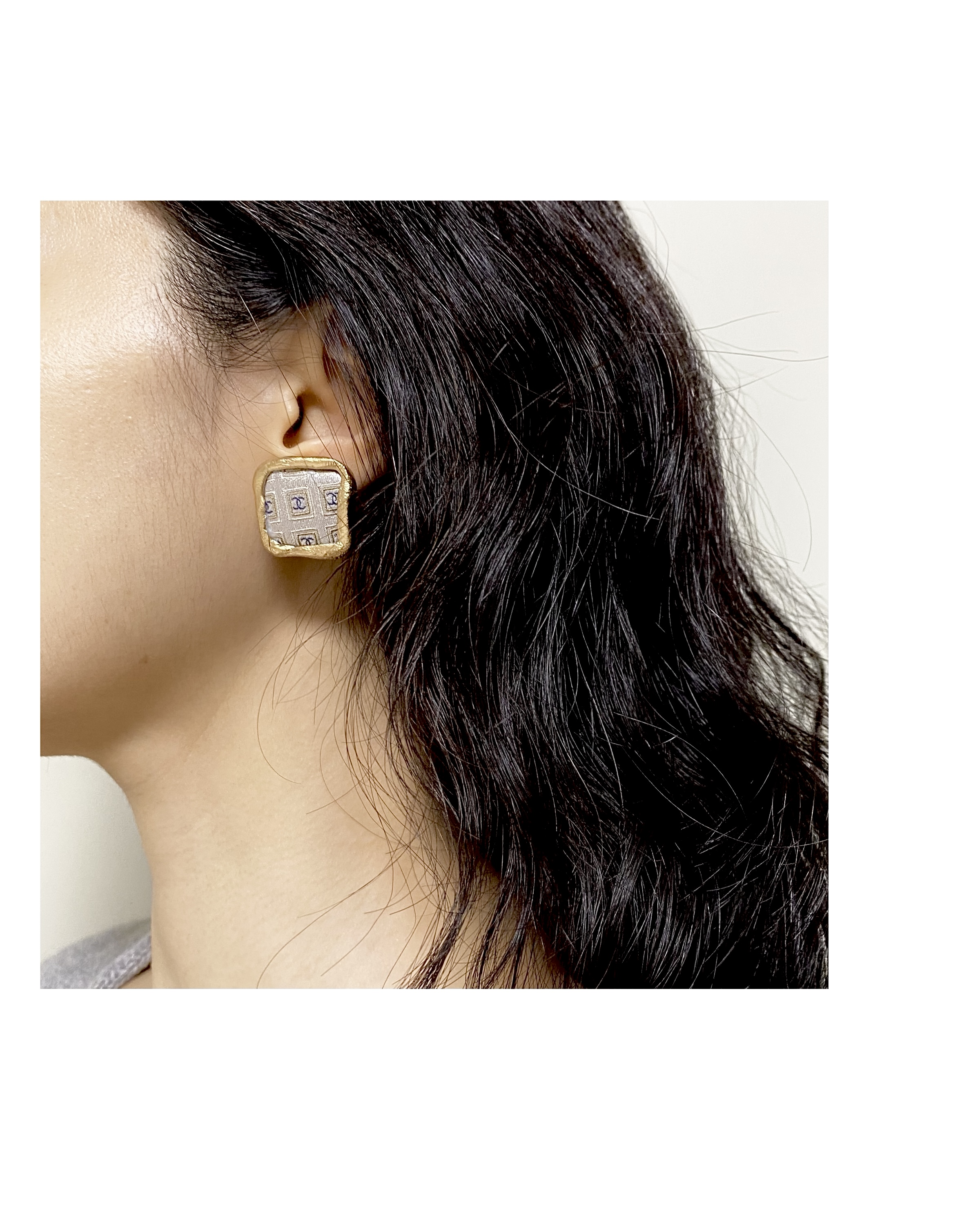CHANEL golden silkbutton earring no.1