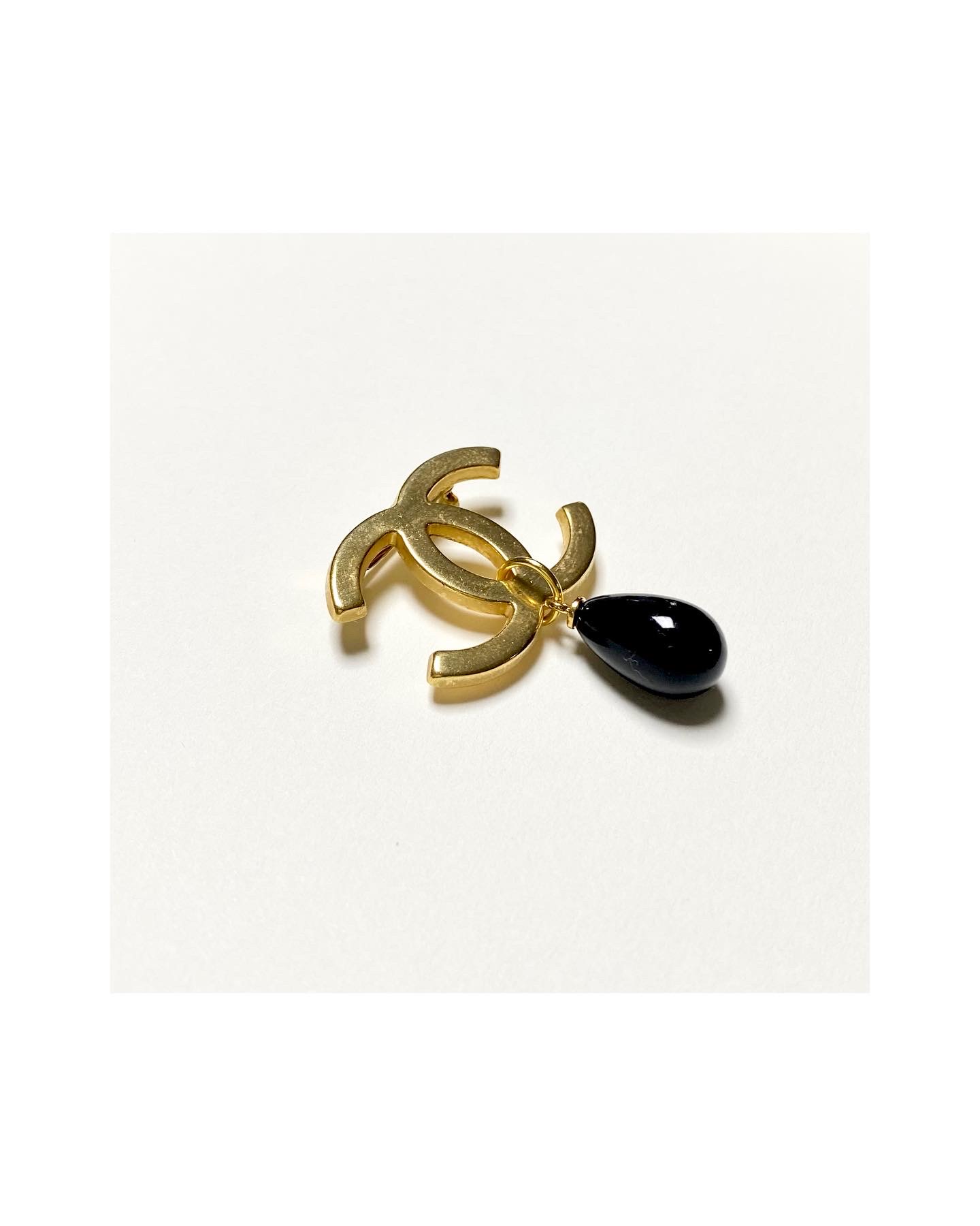 CHANEL hanger CC brooch no.4