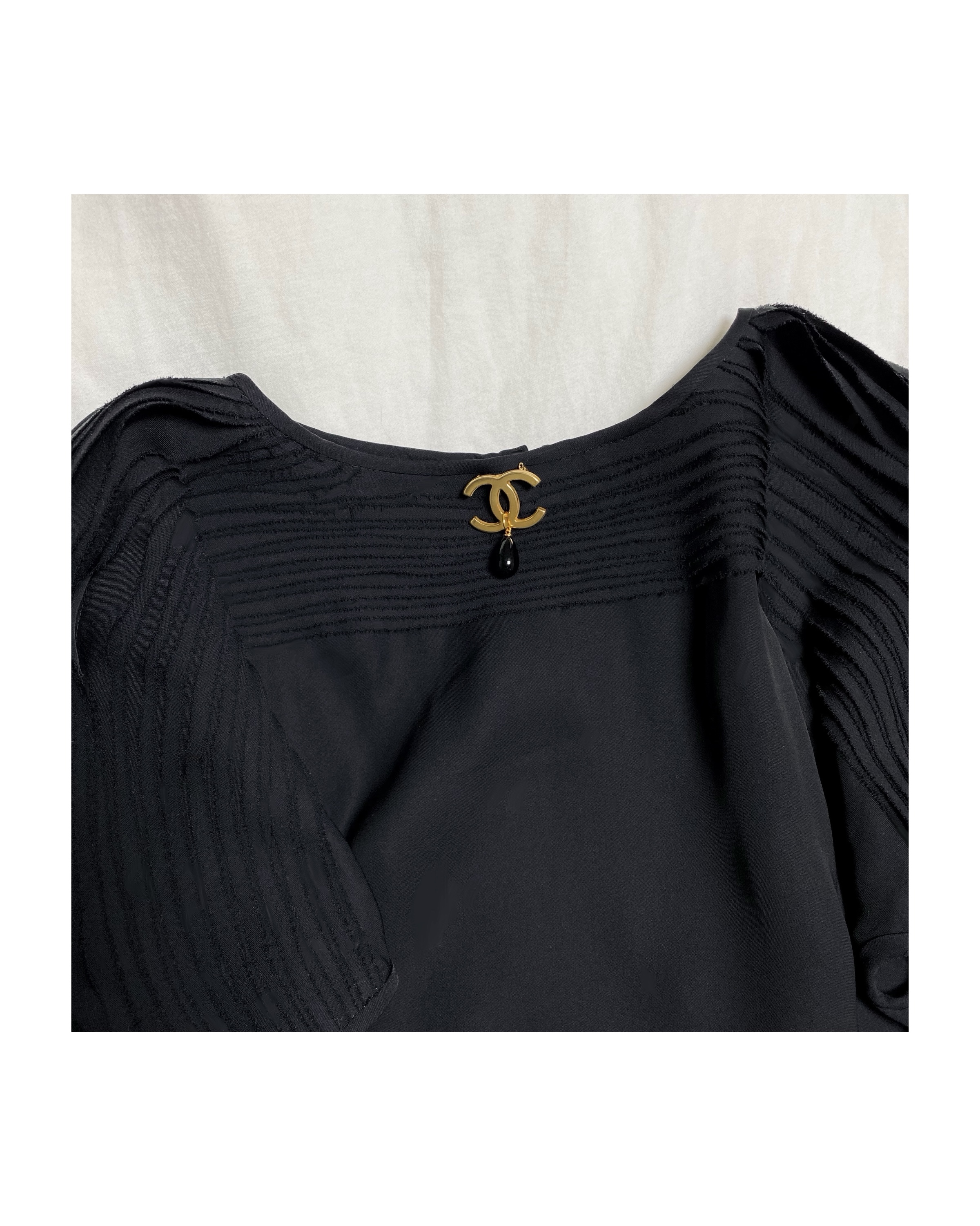 CHANEL hanger CC brooch no.4