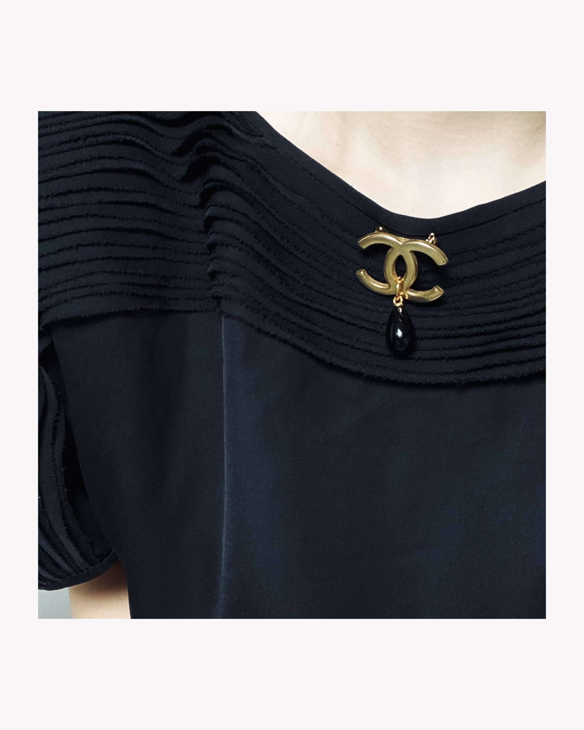 CHANEL hanger CC brooch no.4
