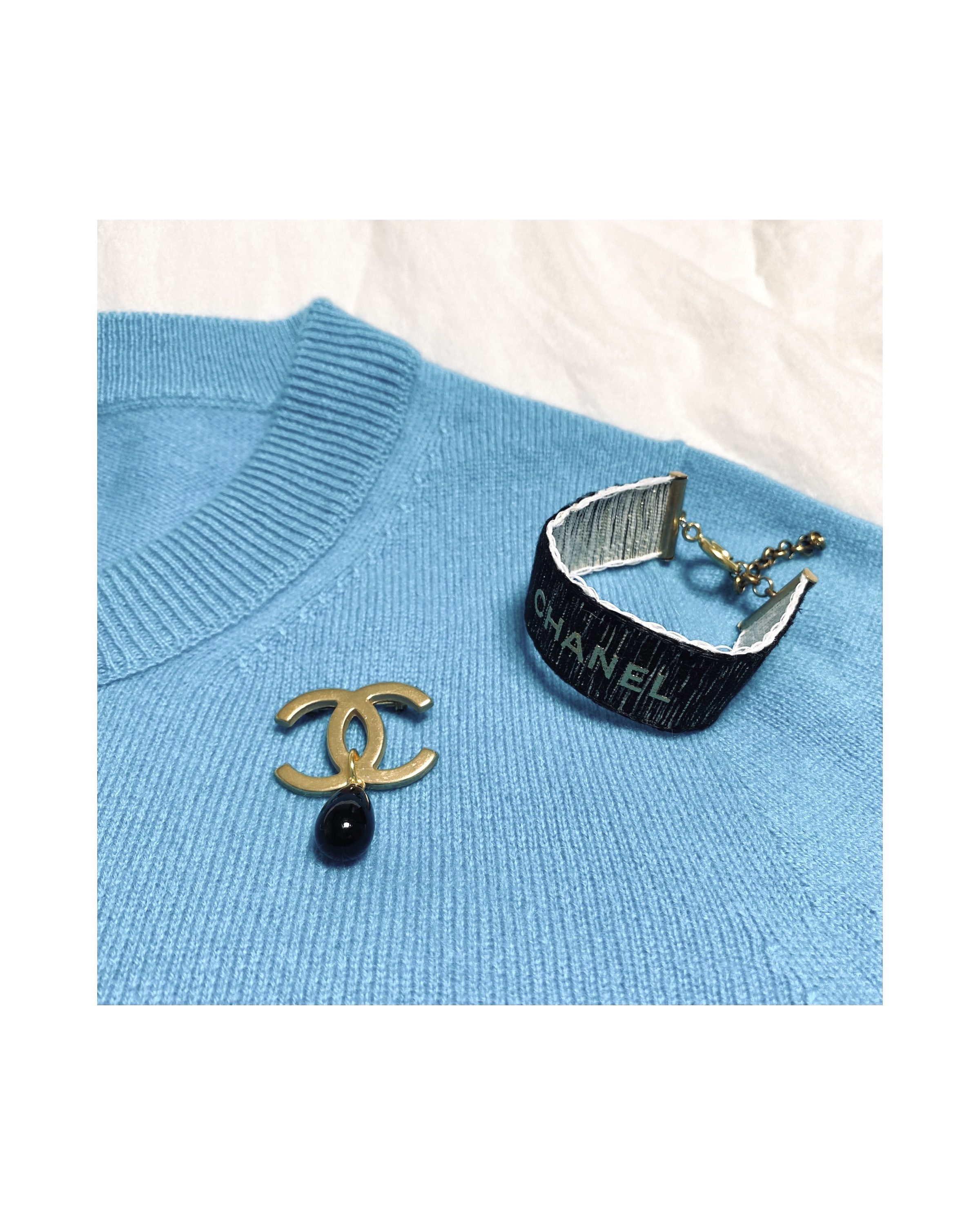 CHANEL hanger CC brooch no.4