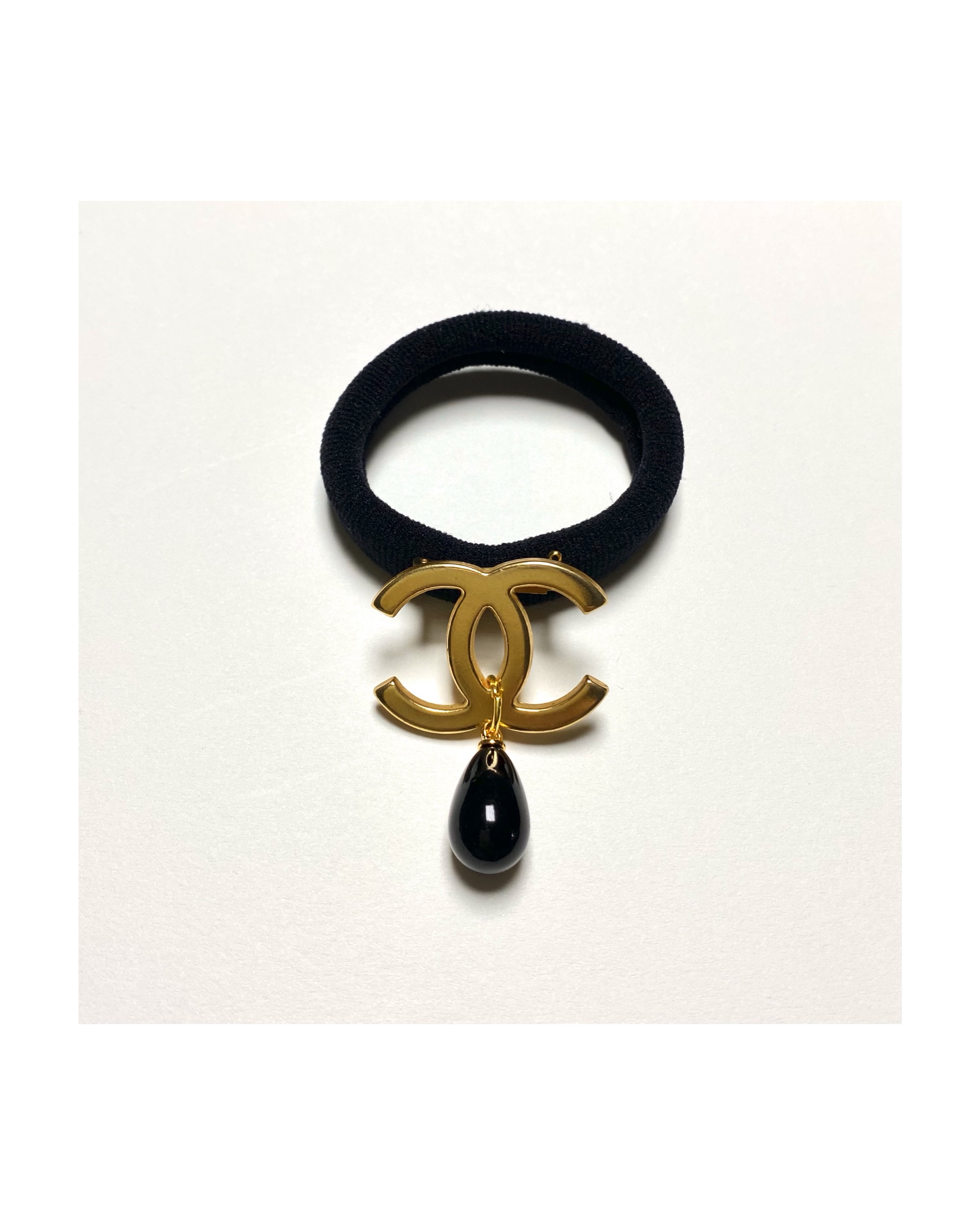 CHANEL hanger CC brooch no.4