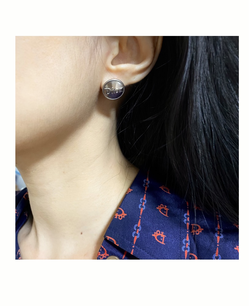 Dior button no.22