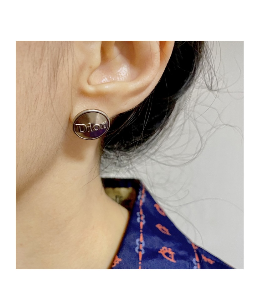 Dior button no.22