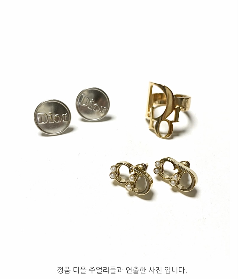 Dior button no.22