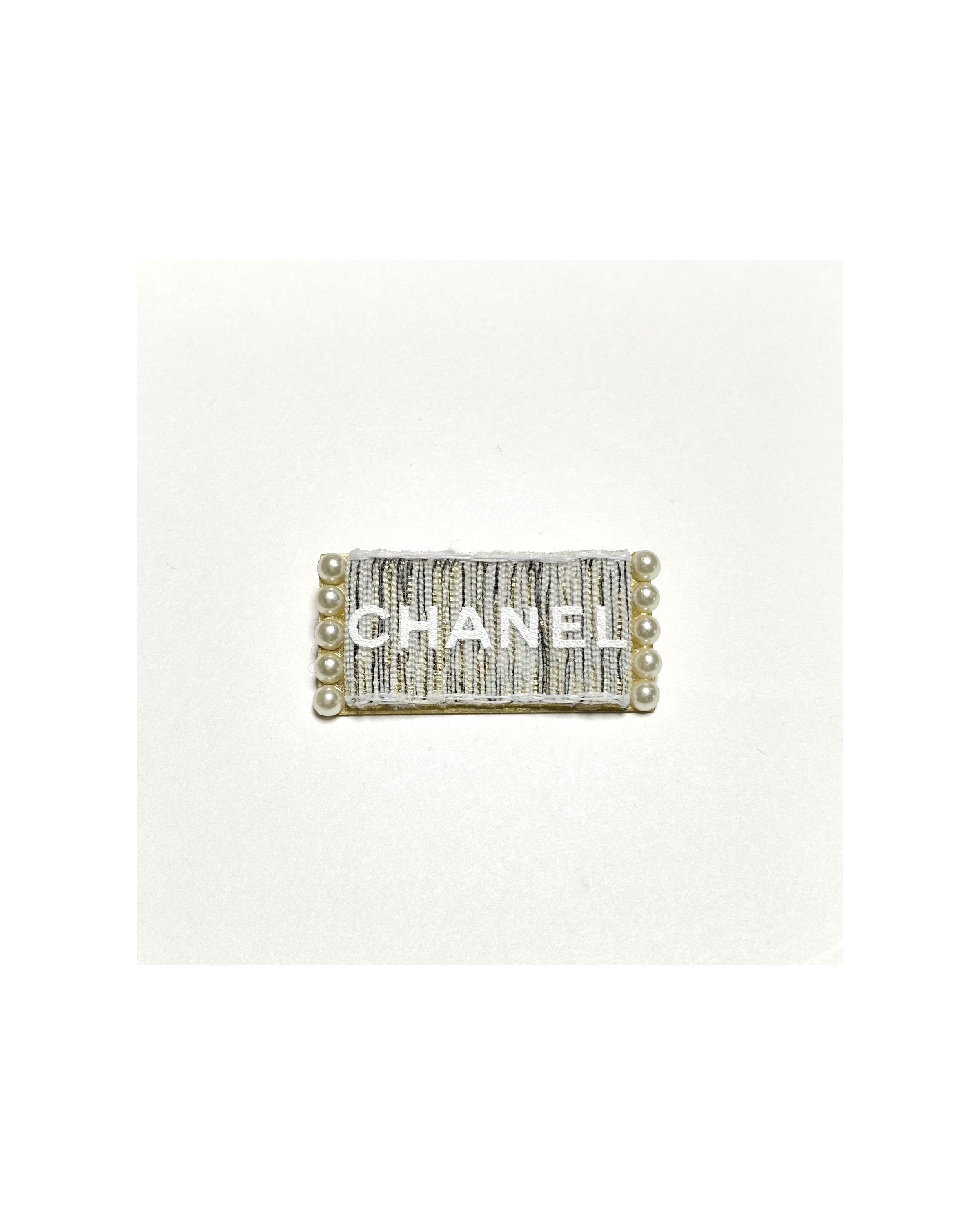 CHANEL Ribbon Initial brooch no.7