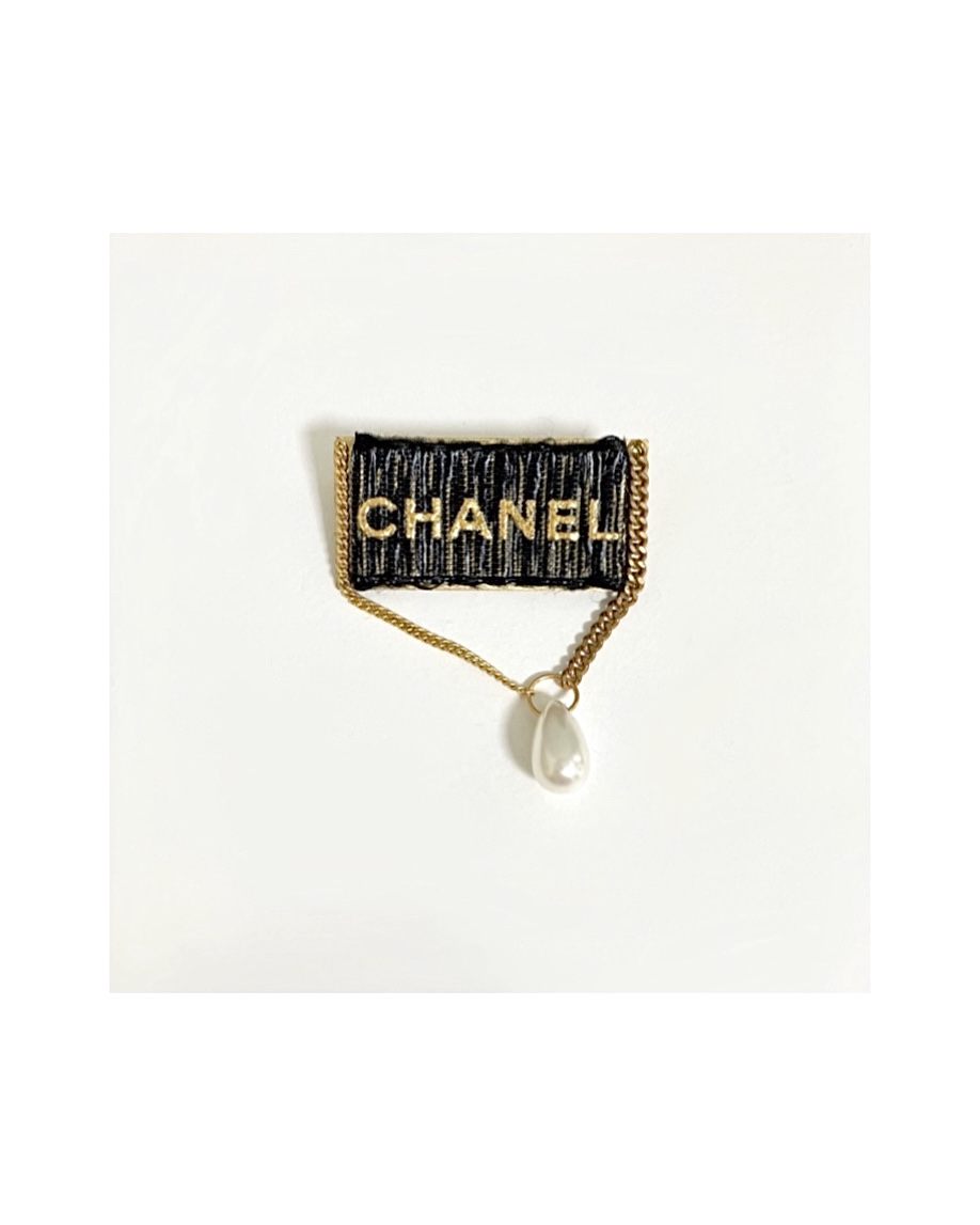 CHANEL Ribbon Initial brooch no.7