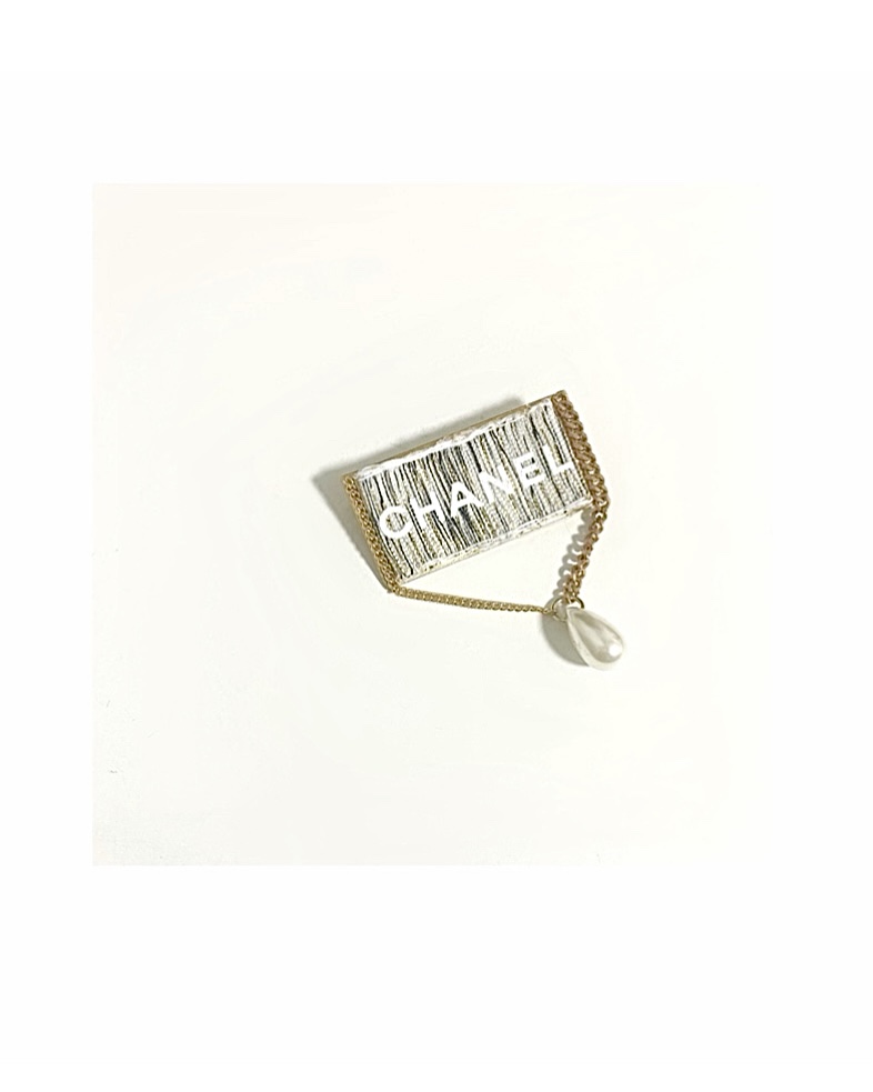 CHANEL Ribbon Initial brooch no.7