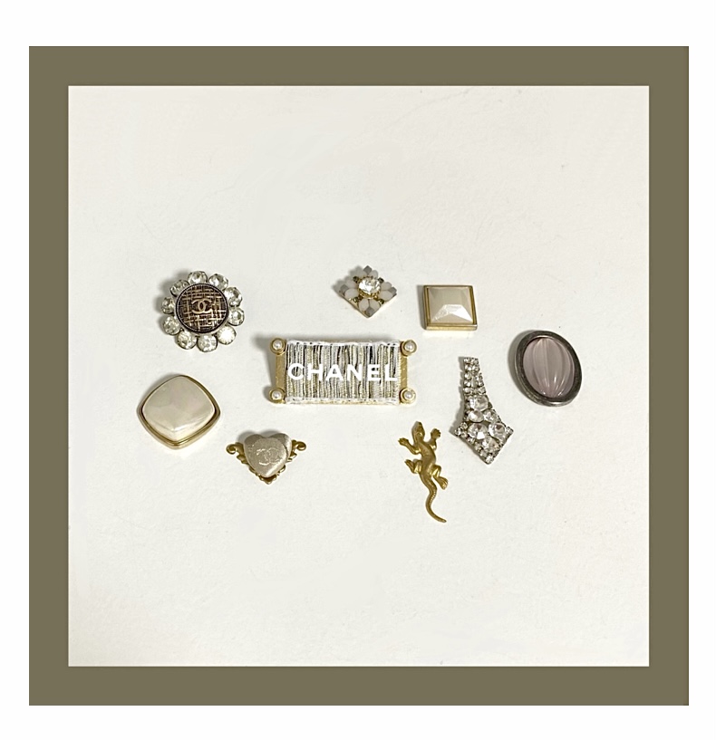 CHANEL Ribbon Initial brooch no.7