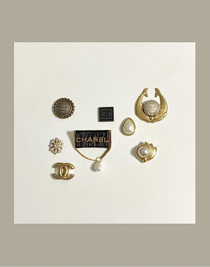 CHANEL Ribbon Initial brooch no.7