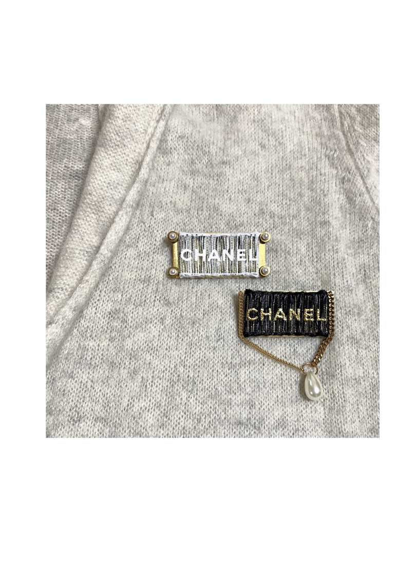 CHANEL Ribbon Initial brooch no.7