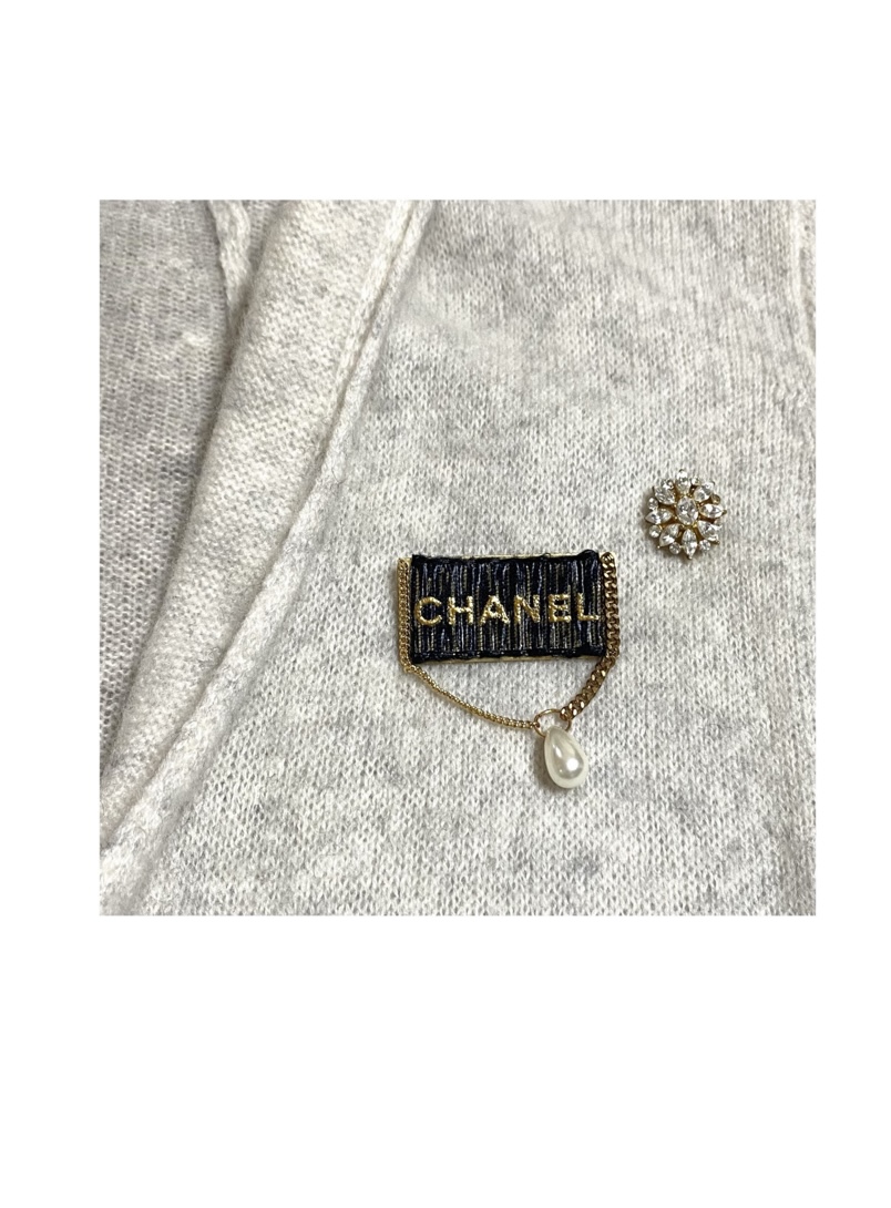 CHANEL Ribbon Initial brooch no.7