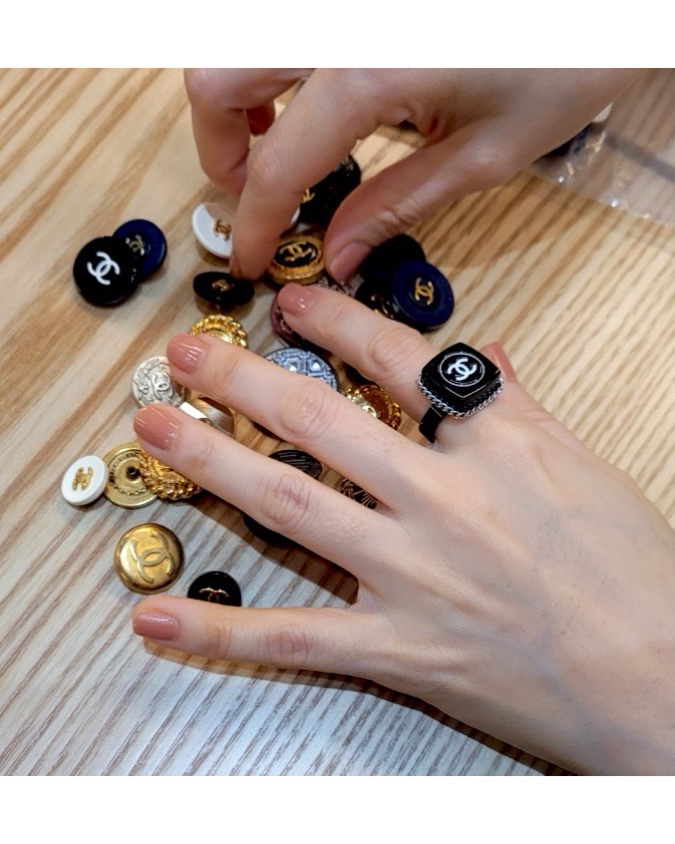 CHANEL COSMETIC white CC ring no.4