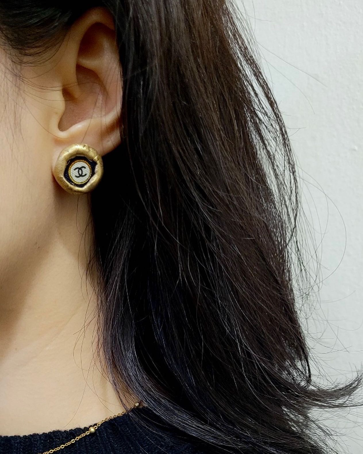 CHANEL gold silk CC earring no.12
