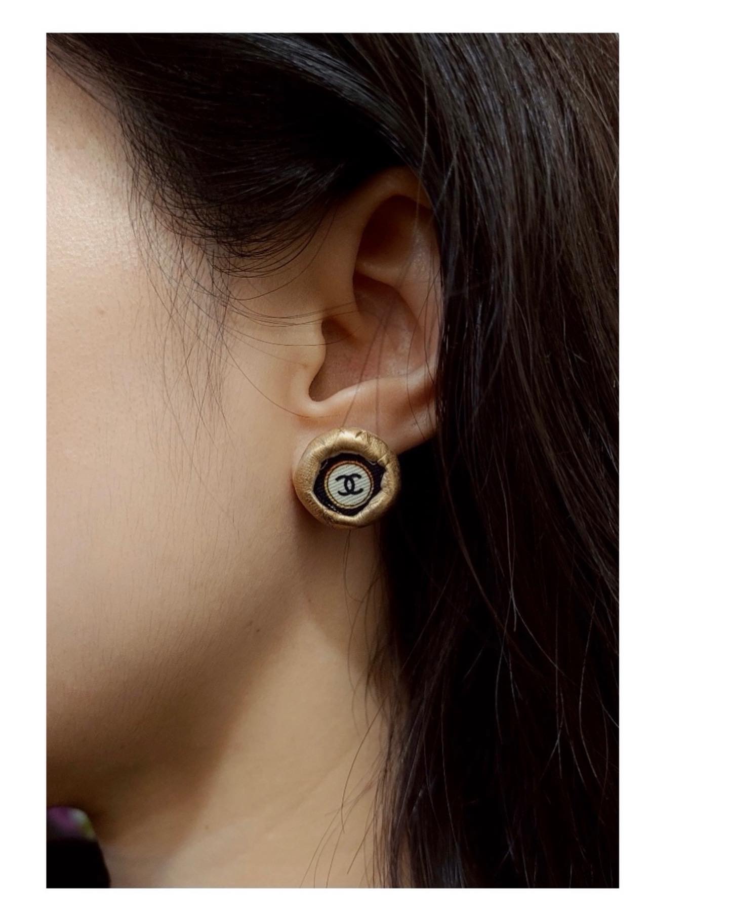 CHANEL gold silk CC earring no.12