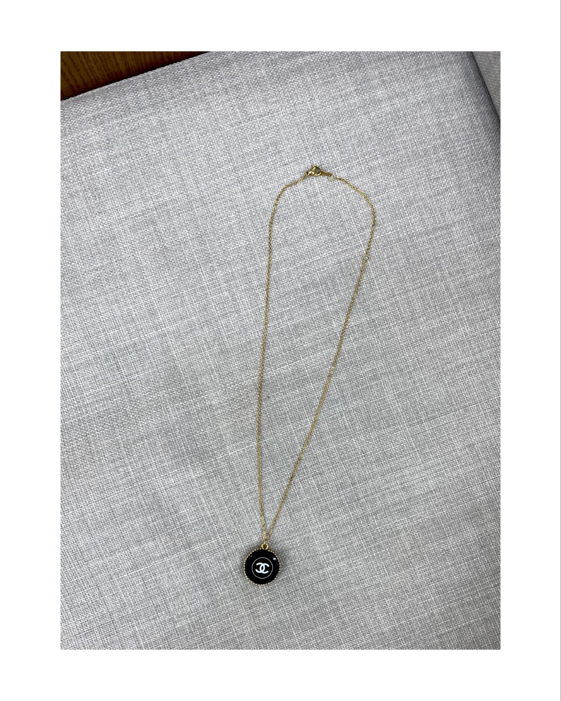 CHANEL COSMETIC round necklace no.5