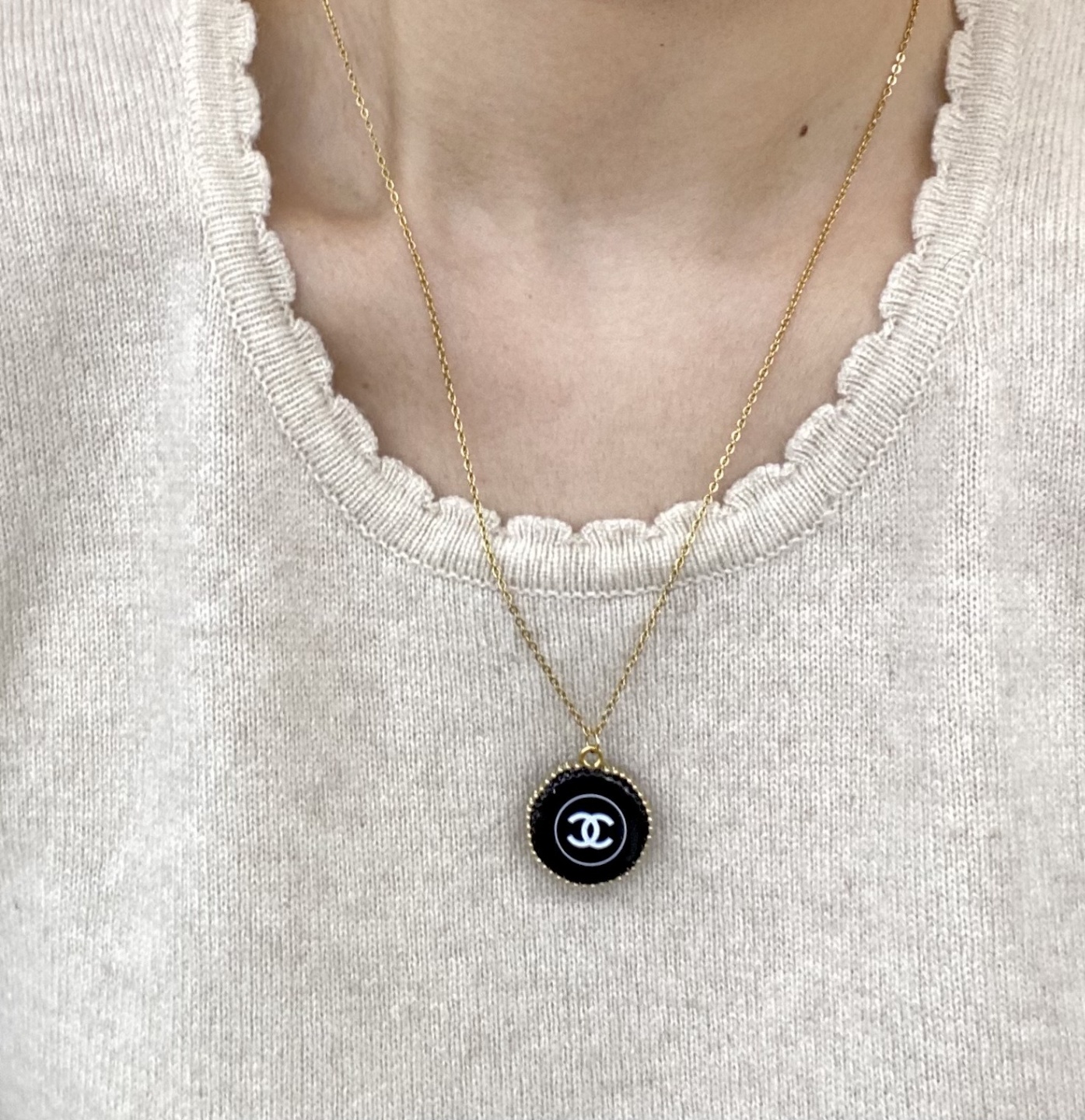 CHANEL COSMETIC round necklace no.5