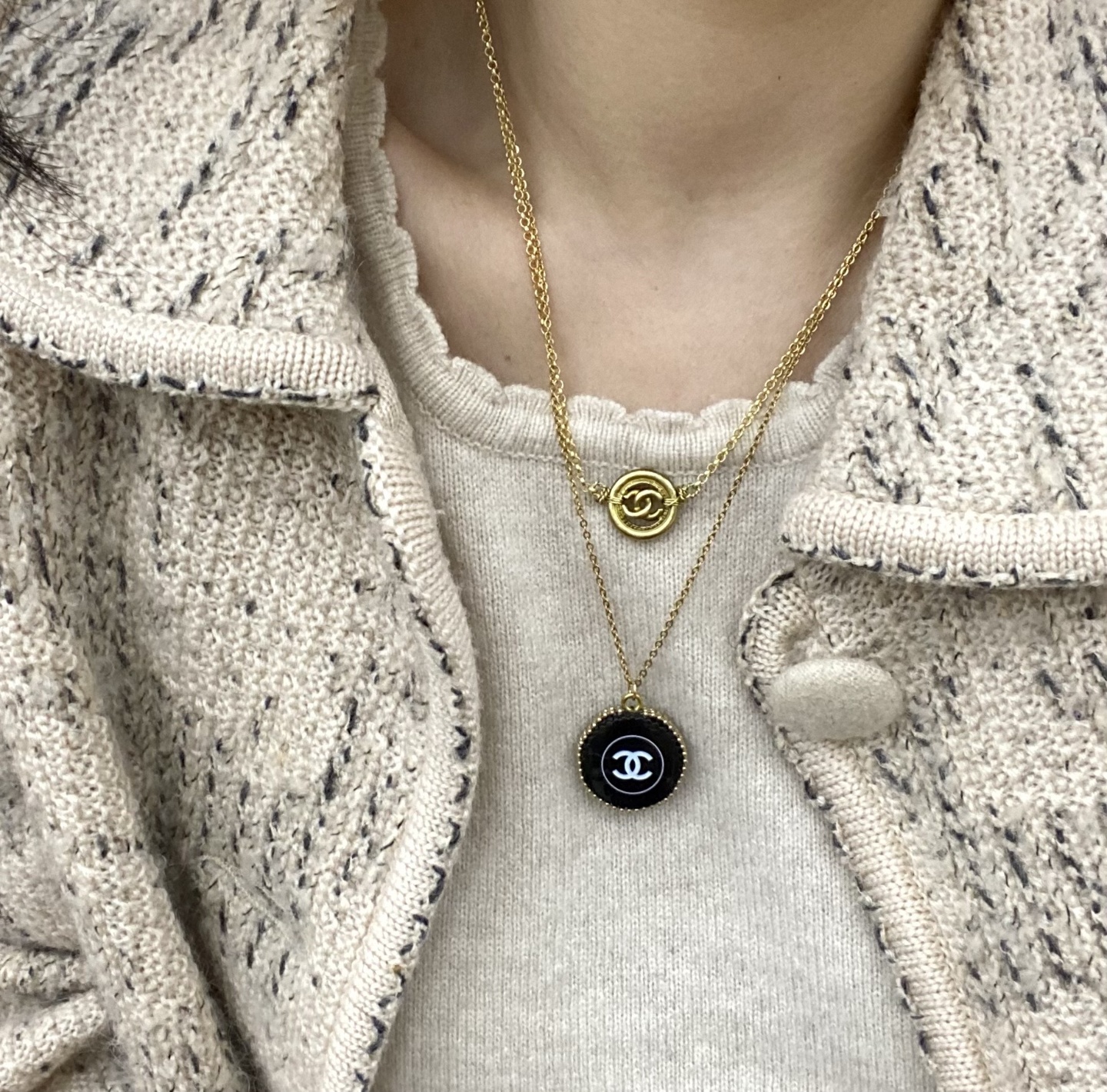 CHANEL COSMETIC round necklace no.5