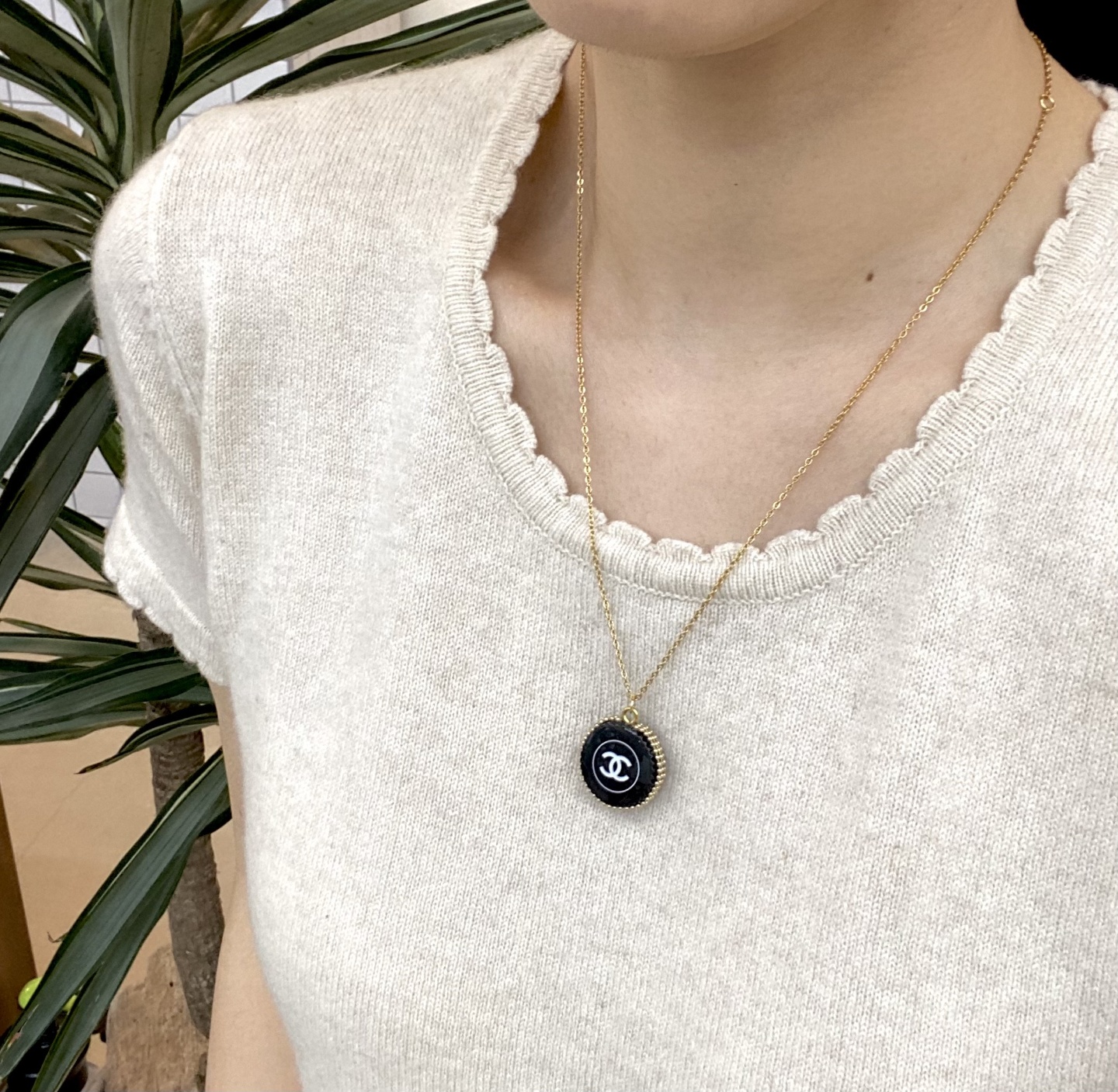 CHANEL COSMETIC round necklace no.5