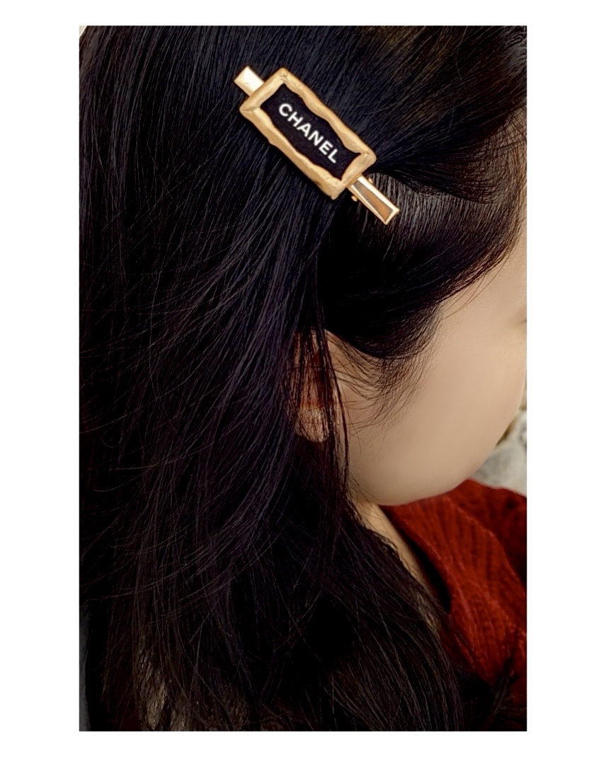 CHANEL Initial hair clip no.3