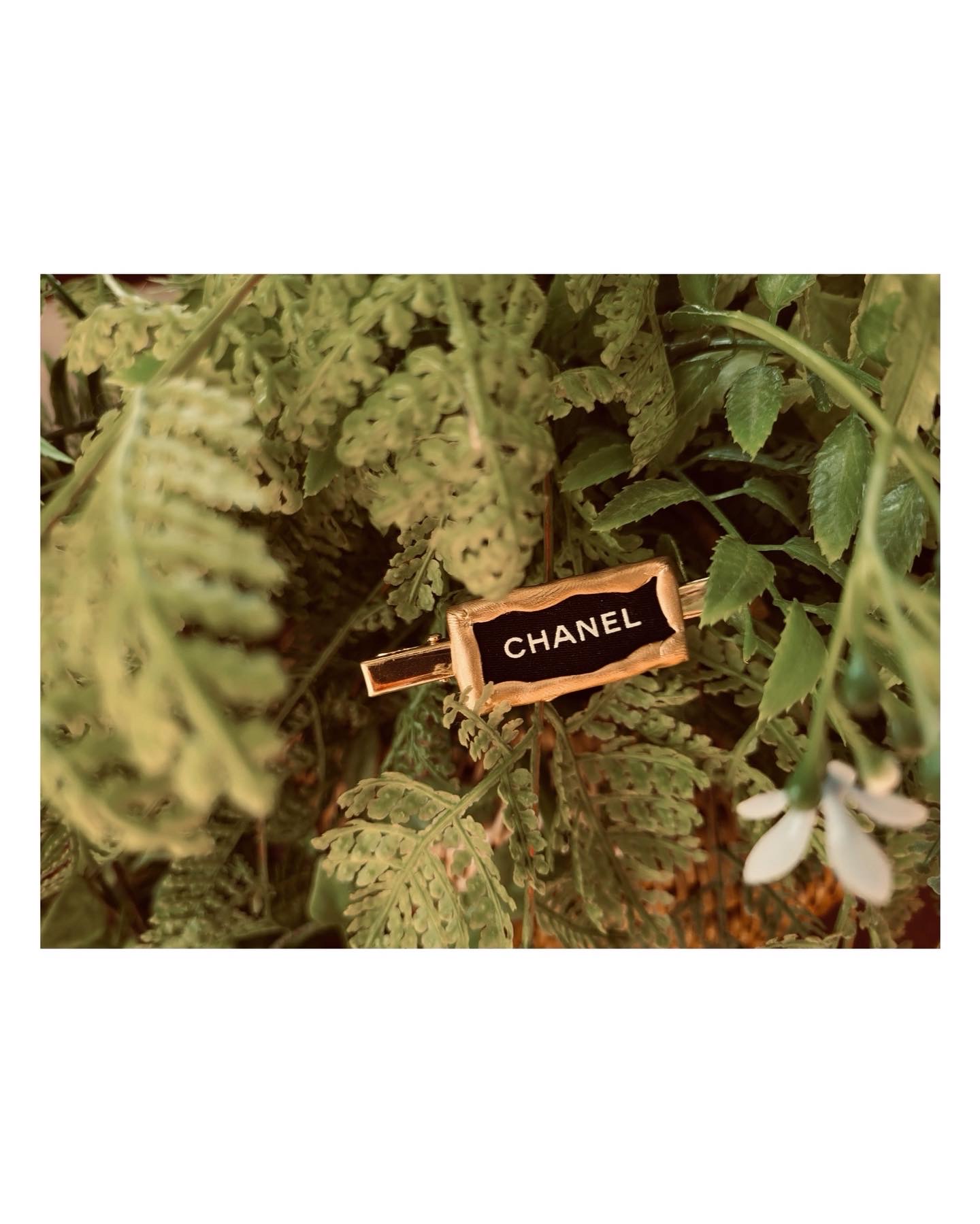 CHANEL Initial hair clip no.3