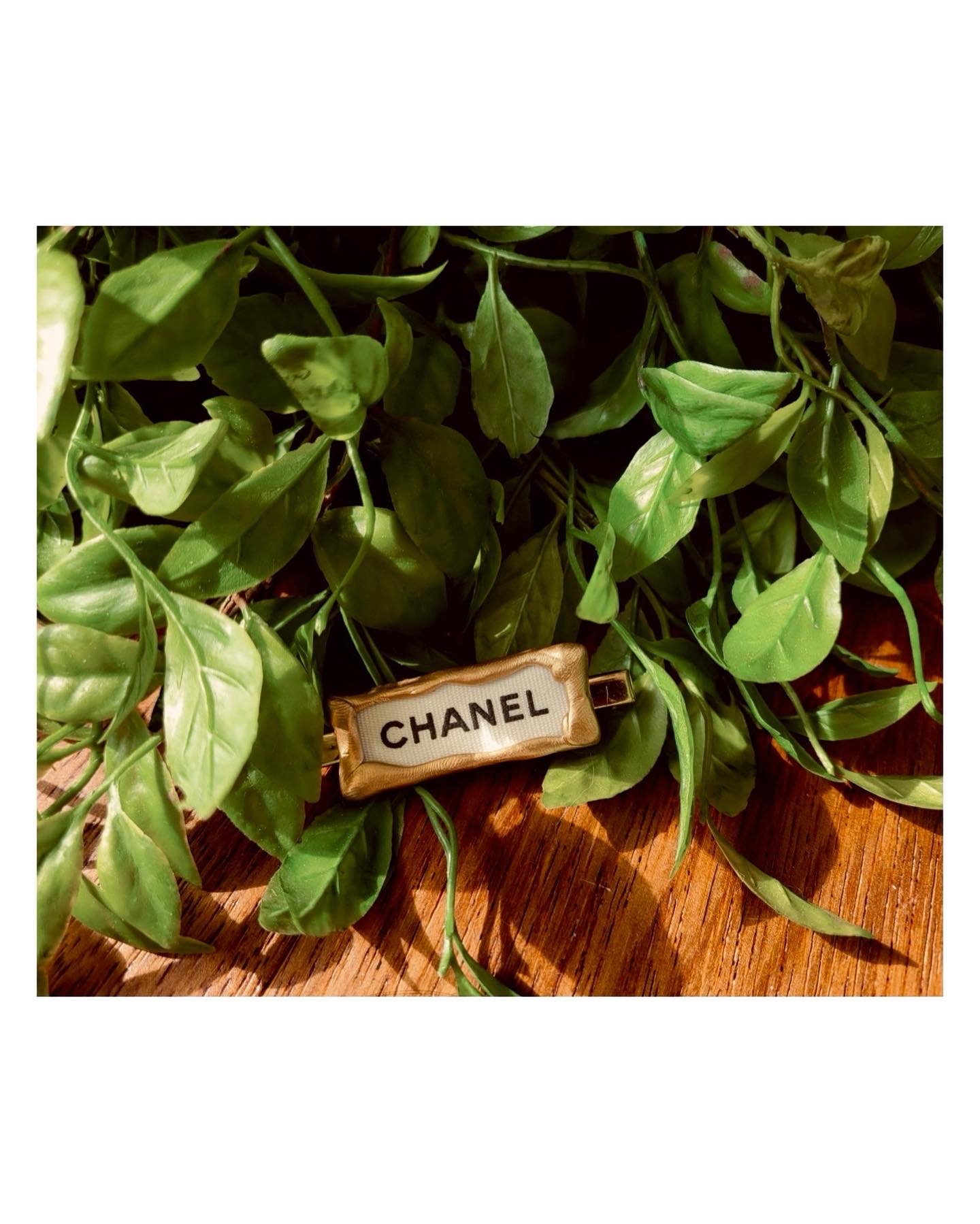 CHANEL Initial hair clip no.3