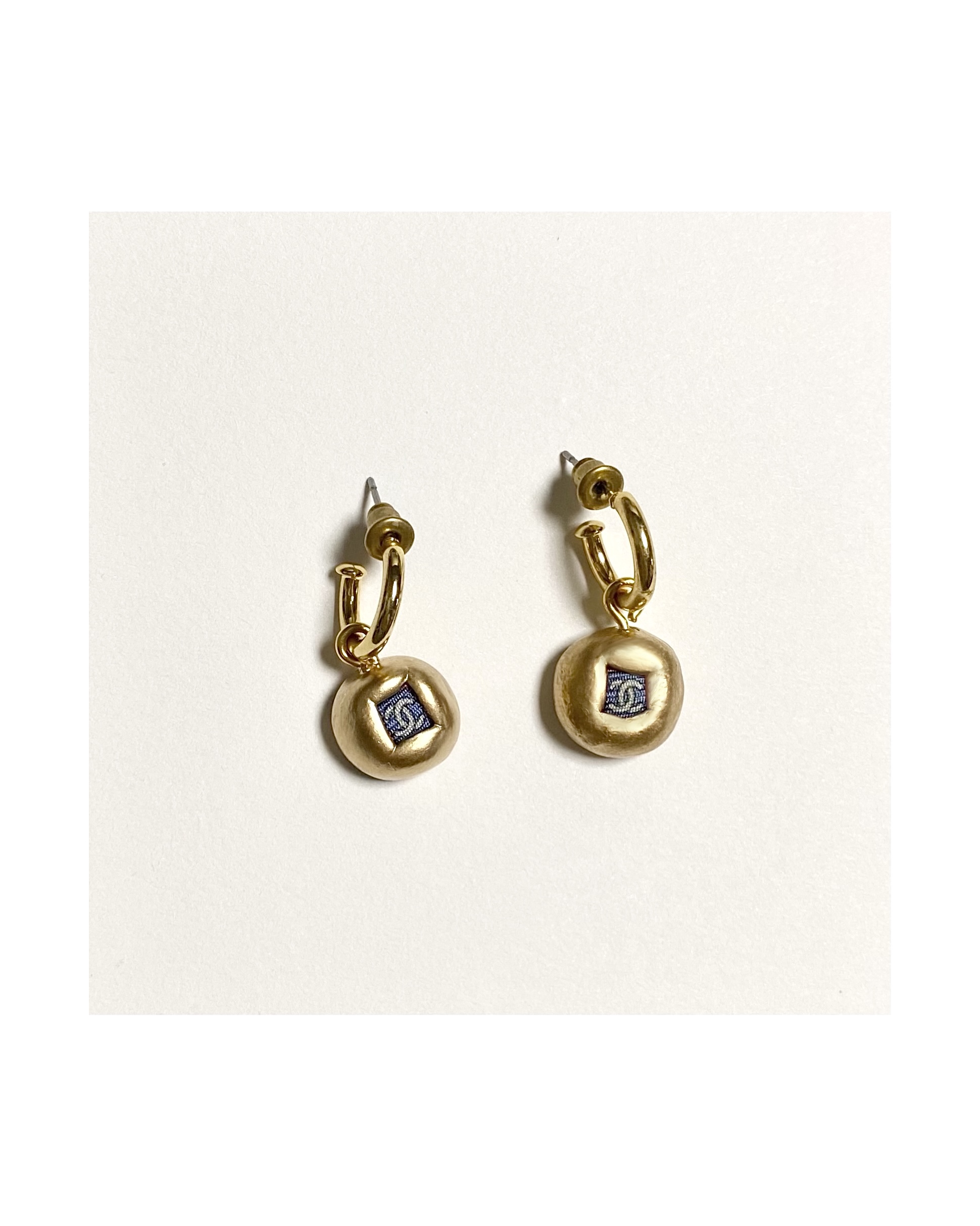 CHANEL blue CC hoop earring no.17