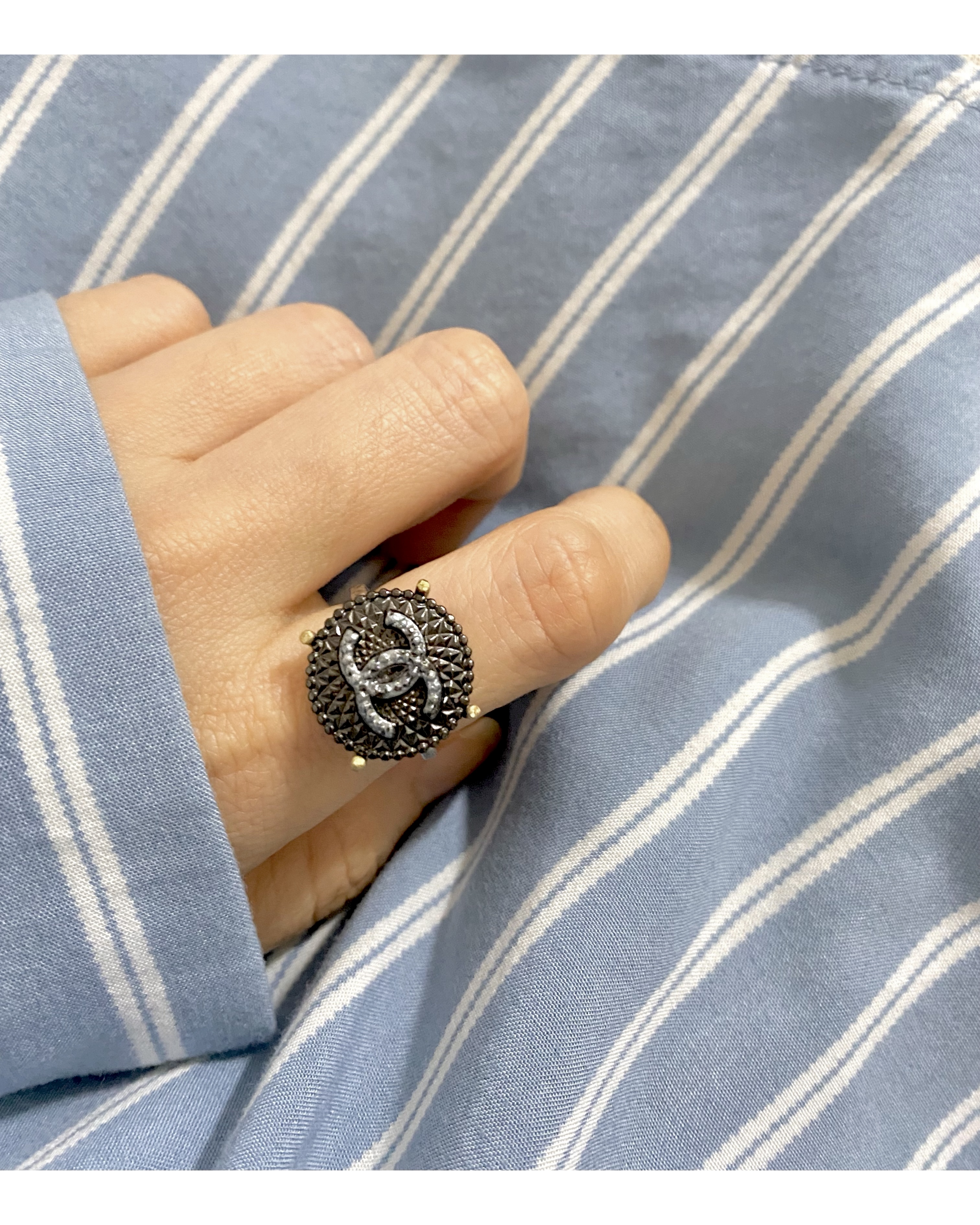 CHANEL button no.30