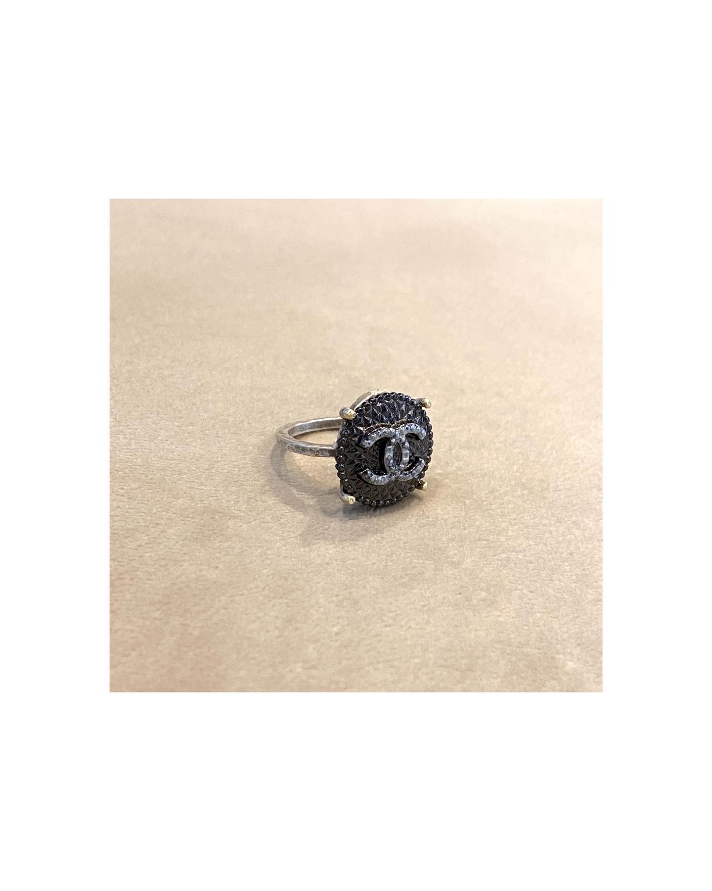 CHANEL button no.30