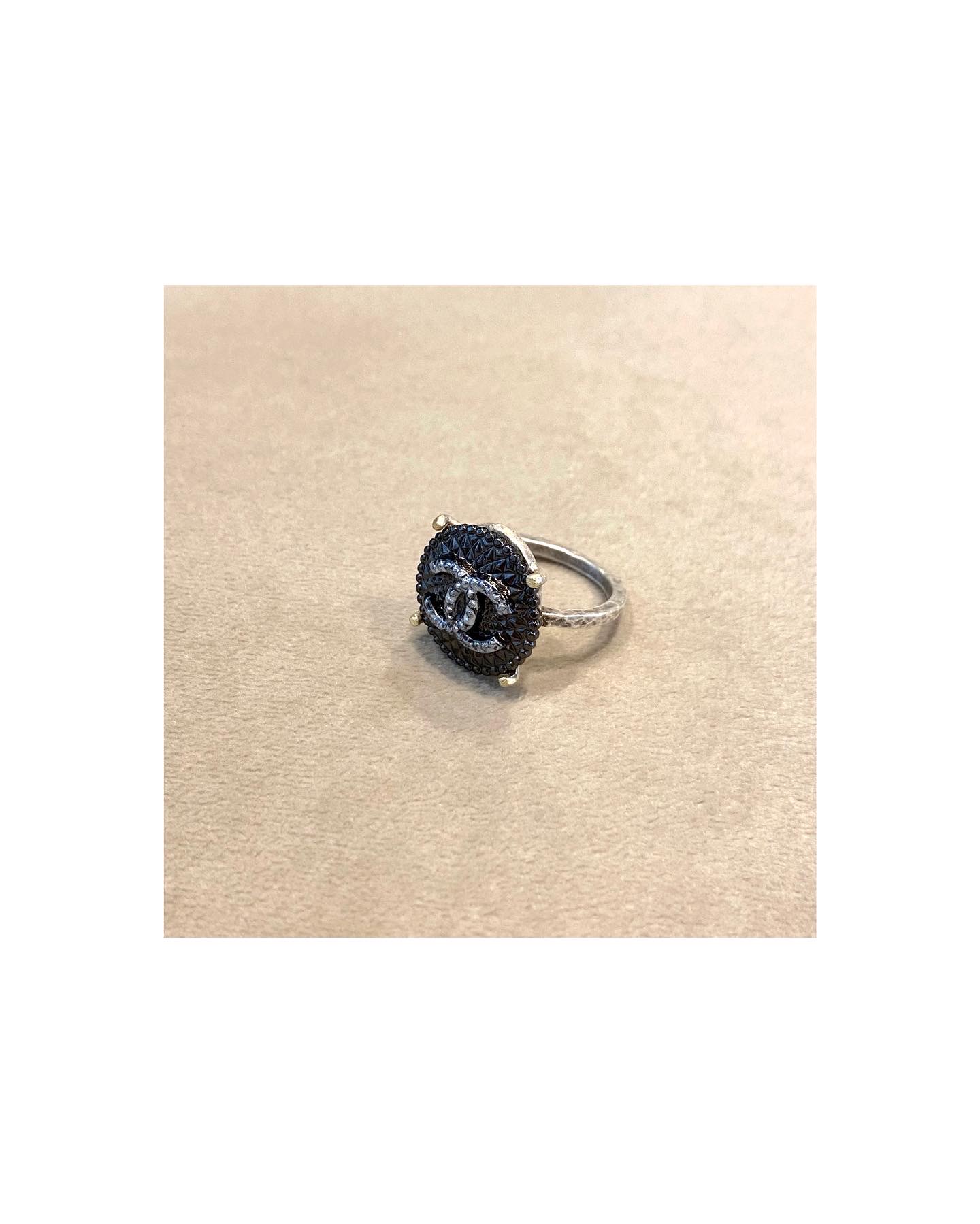 CHANEL button no.30