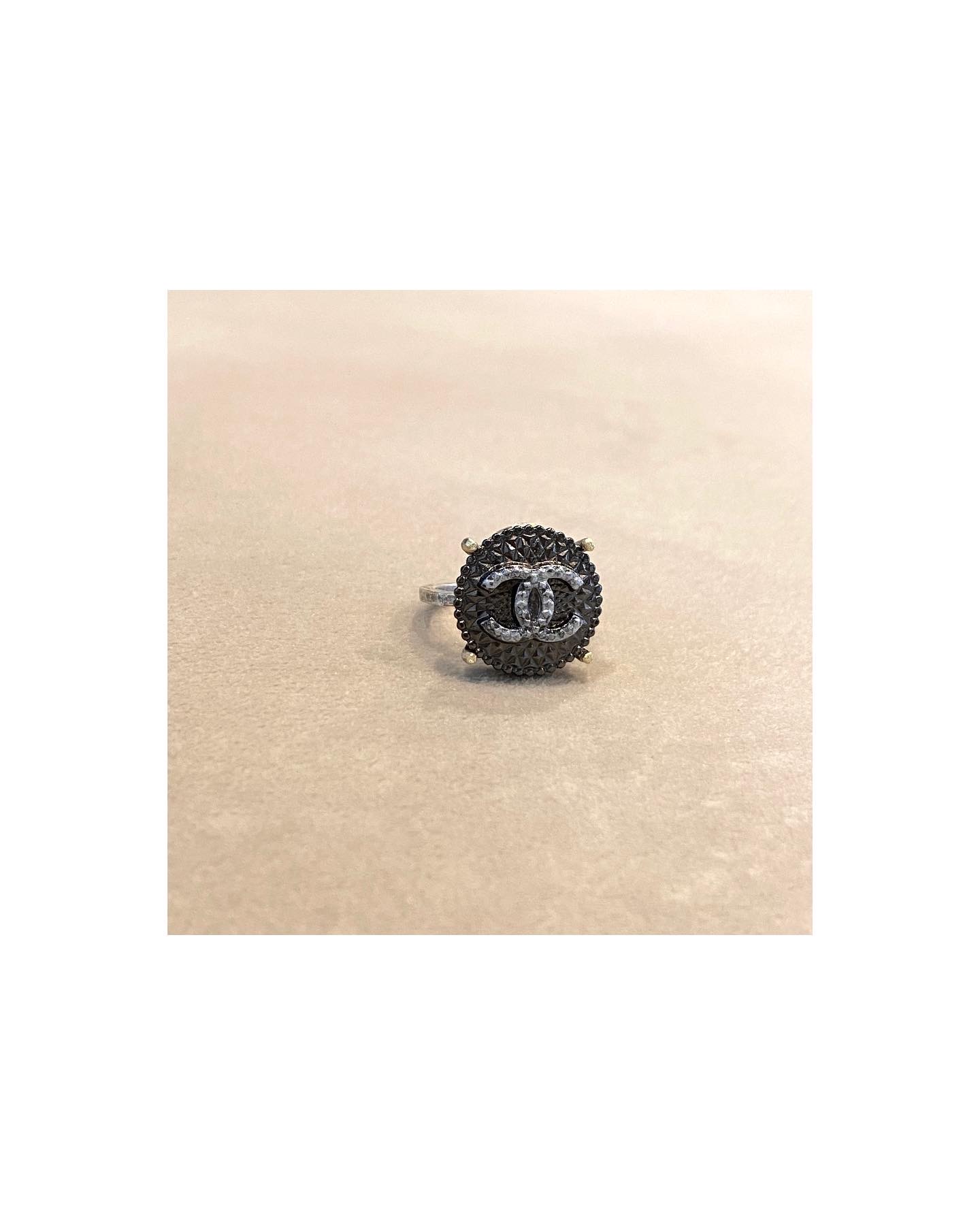 CHANEL button no.30