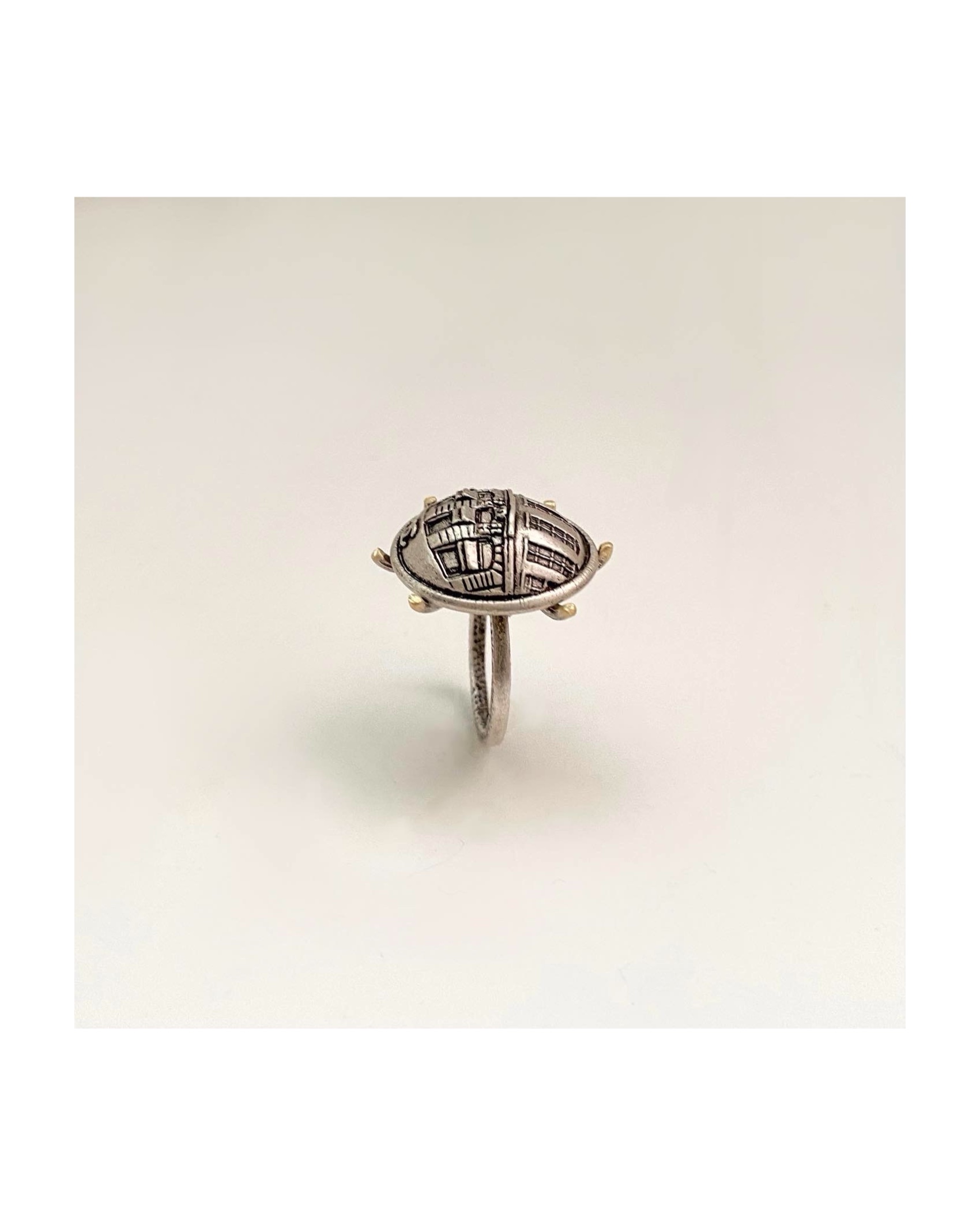 CHANEL button no.39