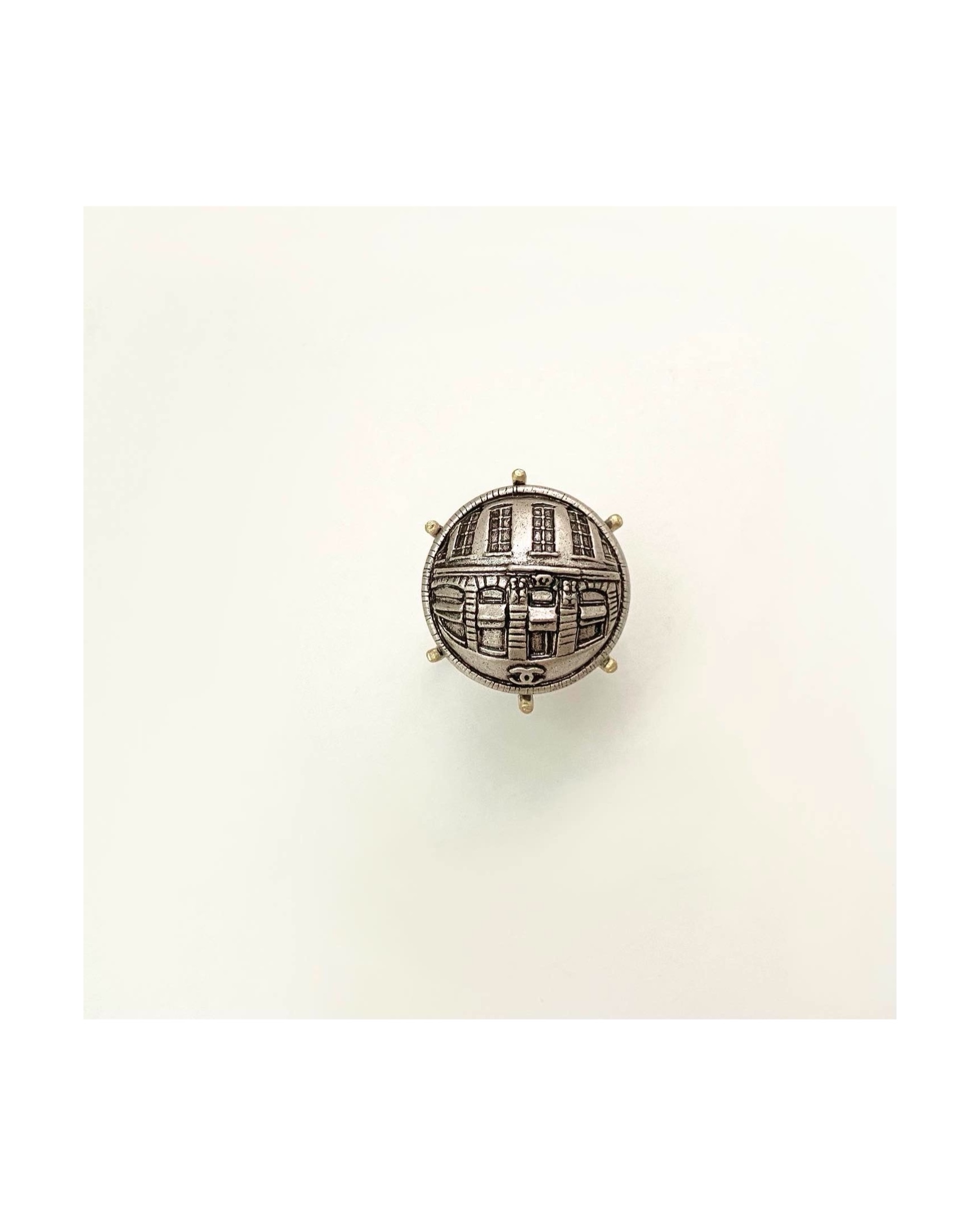 CHANEL button no.39