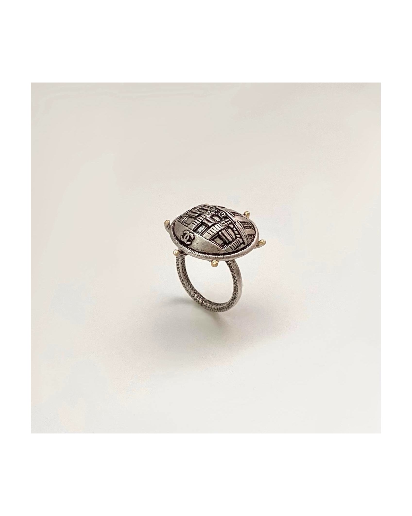 CHANEL button no.39