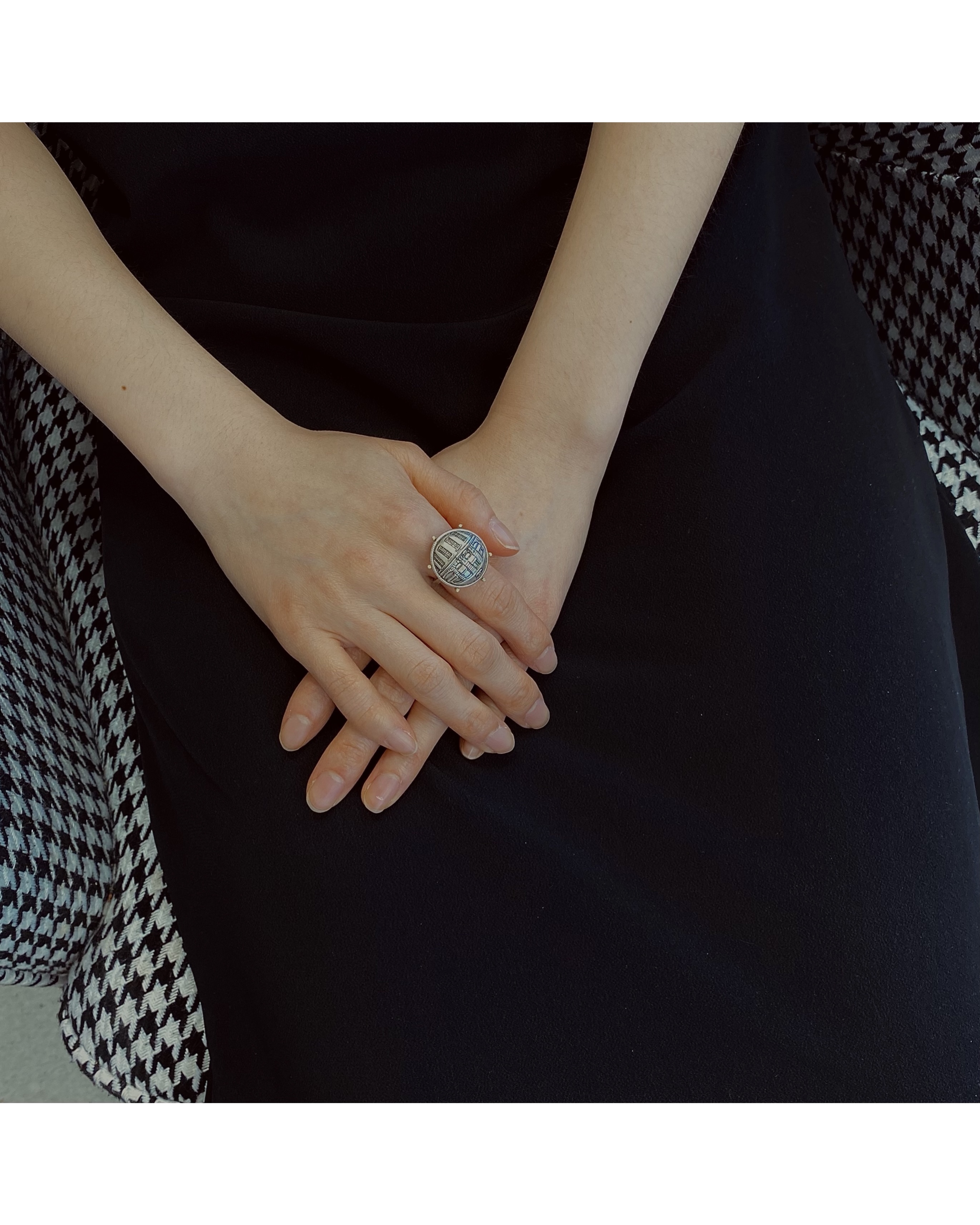 CHANEL button no.39