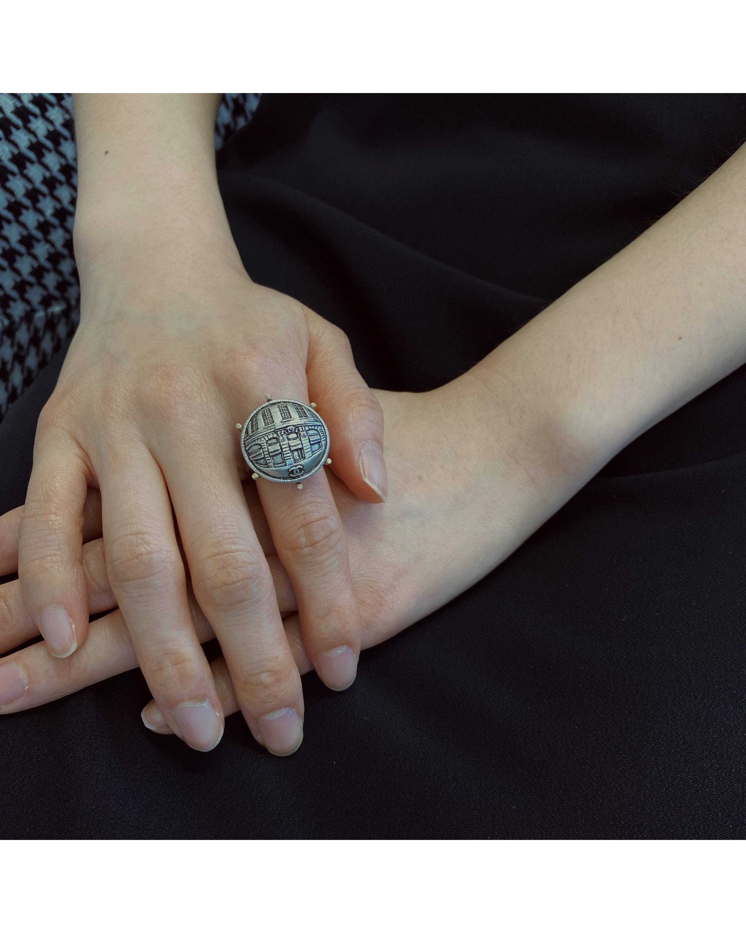 CHANEL button no.39