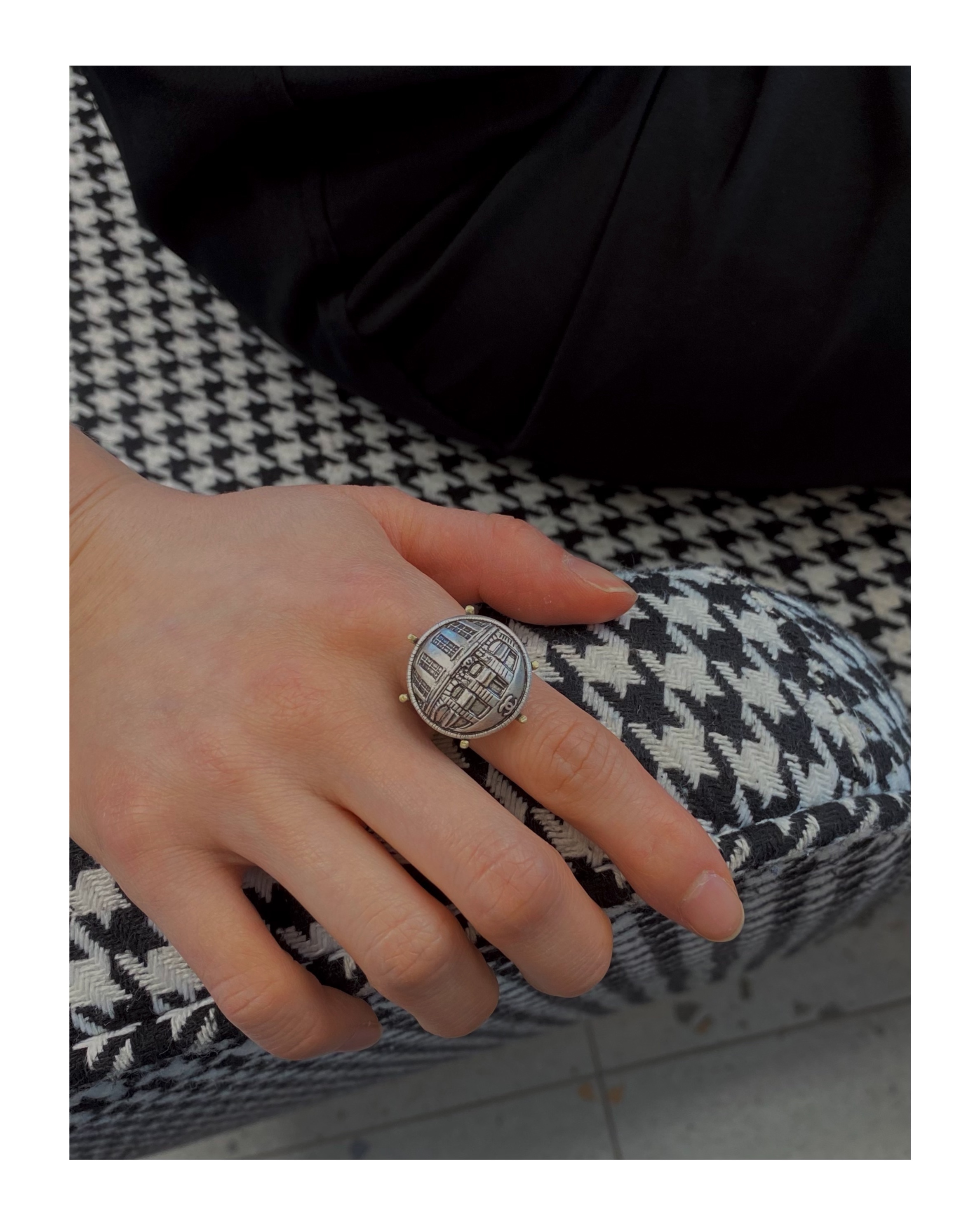 CHANEL button no.39